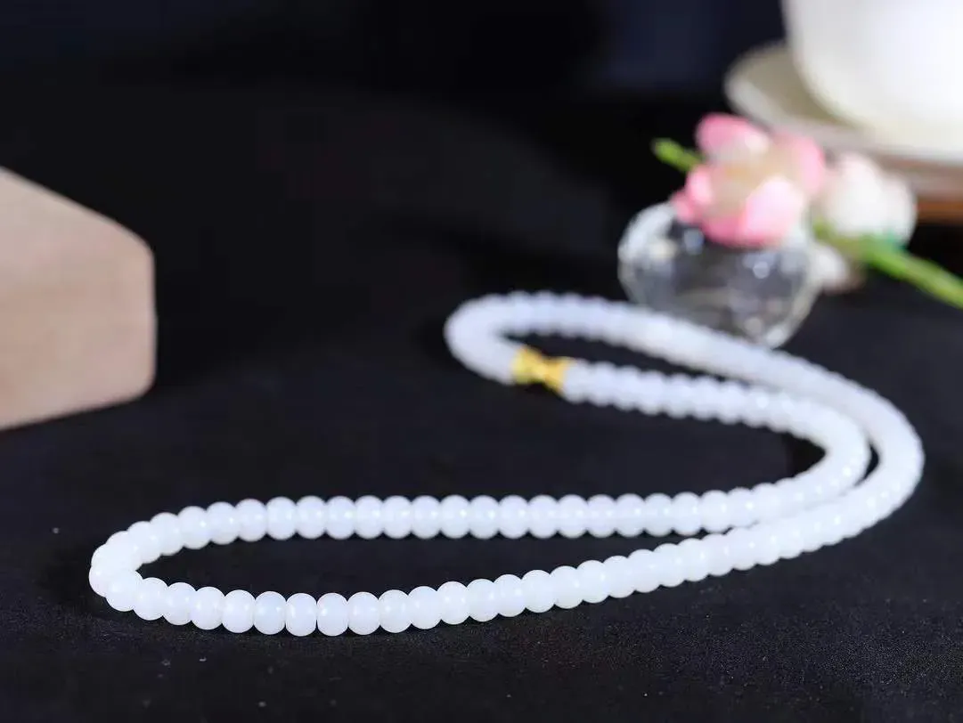 （算盘珠.项链）

精品和田玉白玉算盘珠项链，玉质细腻油润 饱满光滑 质朴无华，悠远简单，人心境