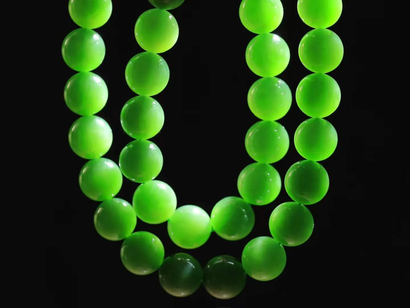 【珠圆玉润.项链】

收藏级臻品️和田玉碧玉猫眼珠圆玉润项链 玉质温润细腻  整串打磨圆润，佩戴舒适。珠珠落玉盘，间关莺语花底滑，一生美好时光，无论身在何处，都有它相伴相守。事事顺遂，幸福美满，吉祥如意。重118.2克 尺寸取一12.2mm  8925178A