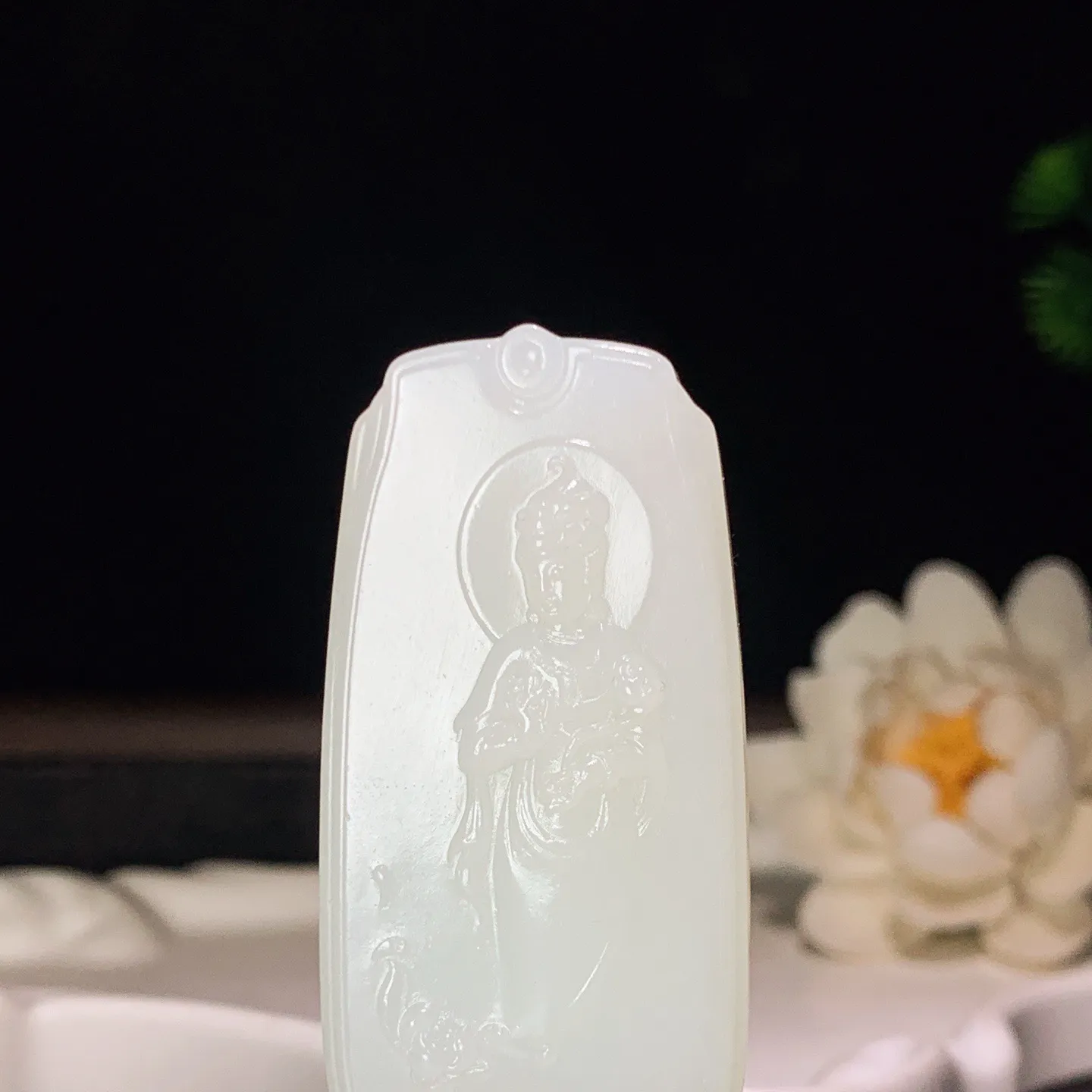 新疆和田玉羊脂白站观音挂件。尺寸54/28/10重35克 玉质细腻油润 底色纯净 脂粉好，品质好。lt260130