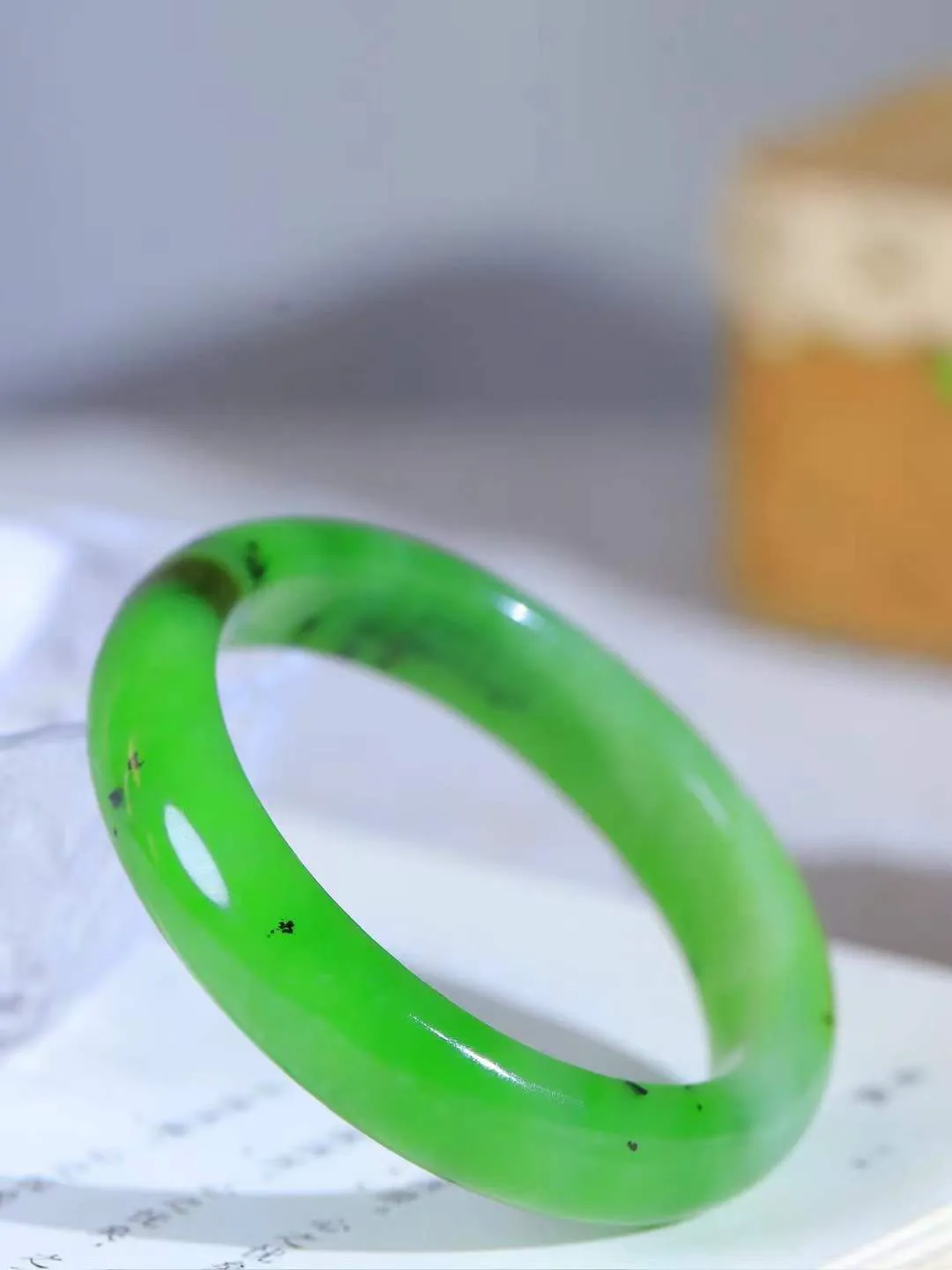 【碧波流转·手镯】

精品和田玉碧玉手镯，玉质细腻温润，手感舒适，️线条流畅，简约大气，美自天成，佩戴于腕间，婉约之美，举手投足间透出那份低调奢华，醉人心扉。
重52.3克 内径圈口55mm尺寸13-8mm  FDA-1325108