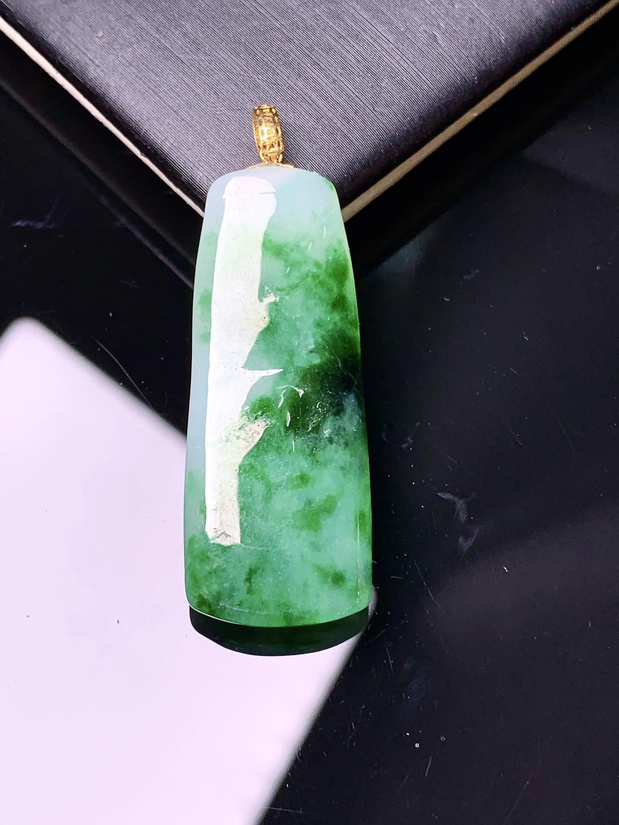 18k金镶嵌飘绿竹节吊坠 玉质细腻 色泽清新艳丽 整体尺寸40*13.5*5.3
