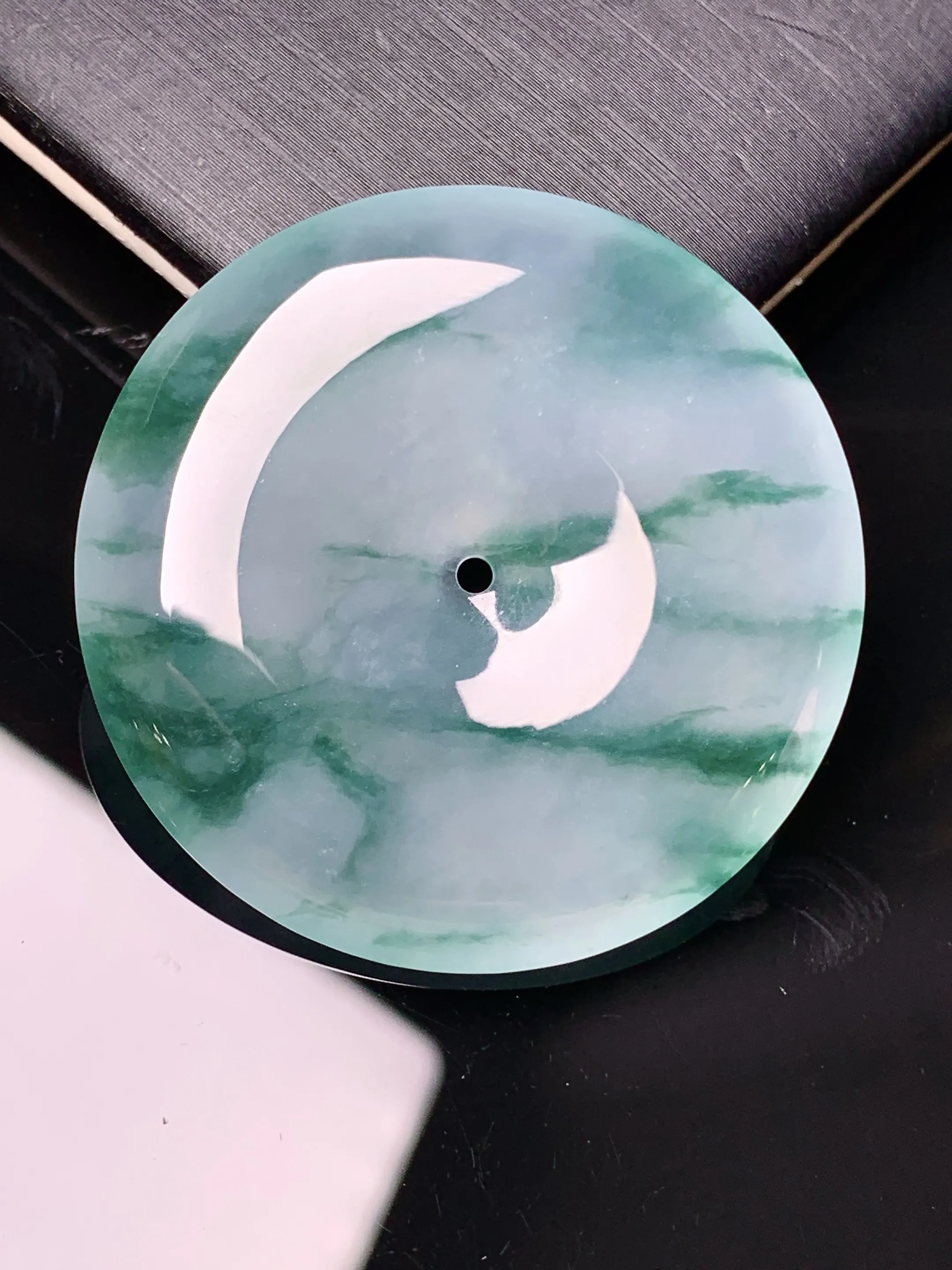 冰种飘绿平安扣吊坠 玉质细腻 色泽清新艳丽 整体尺寸36*6