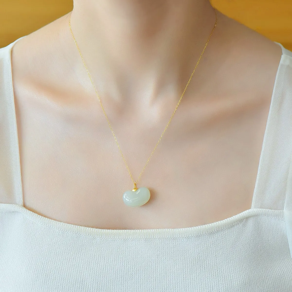 18K金扣镶嵌和田玉晴水福豆吊坠