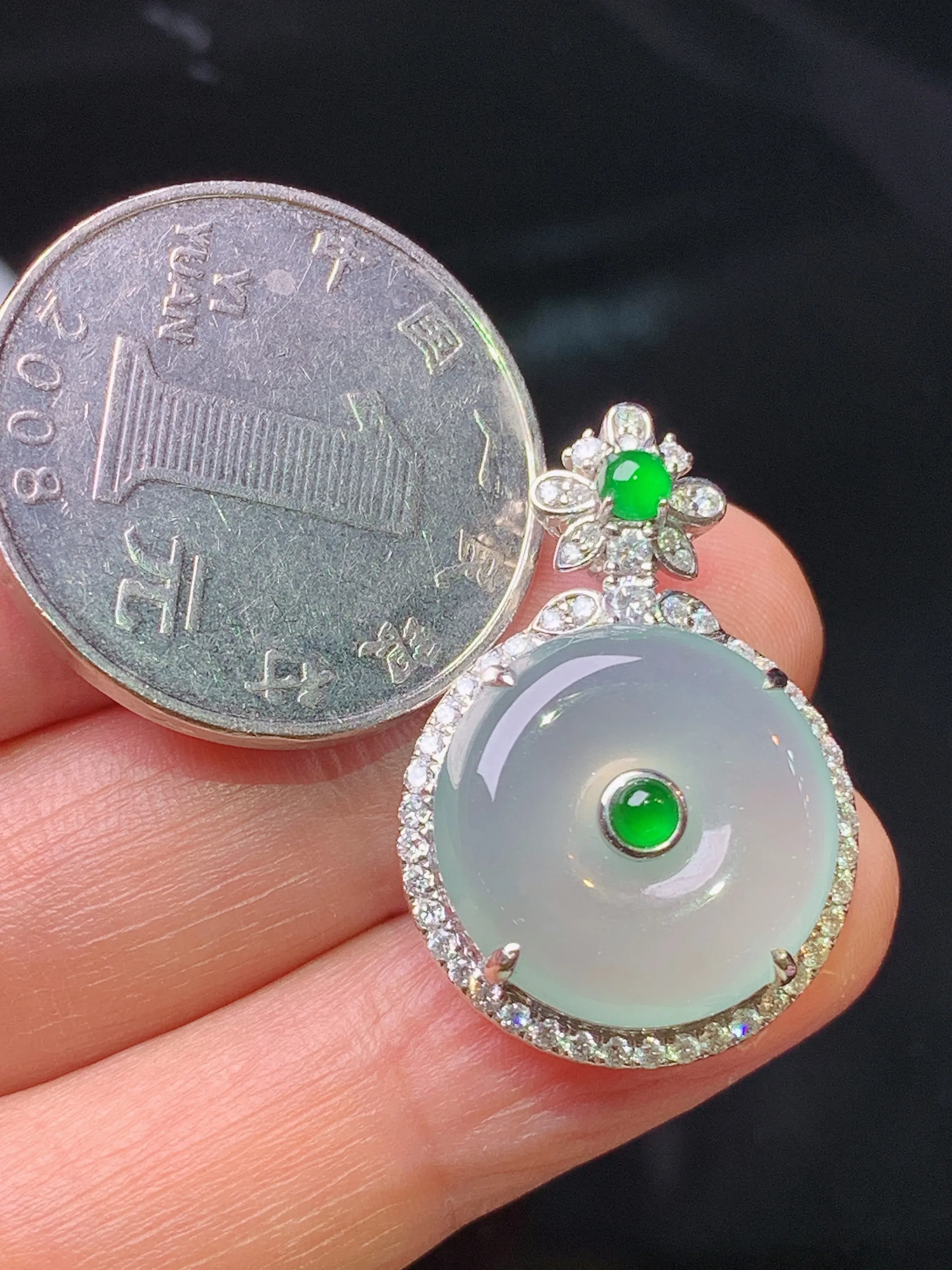 18k金钻镶嵌冰种平安扣吊坠 玉质细腻 色泽清新艳丽 整体尺寸27.8*19*8.2