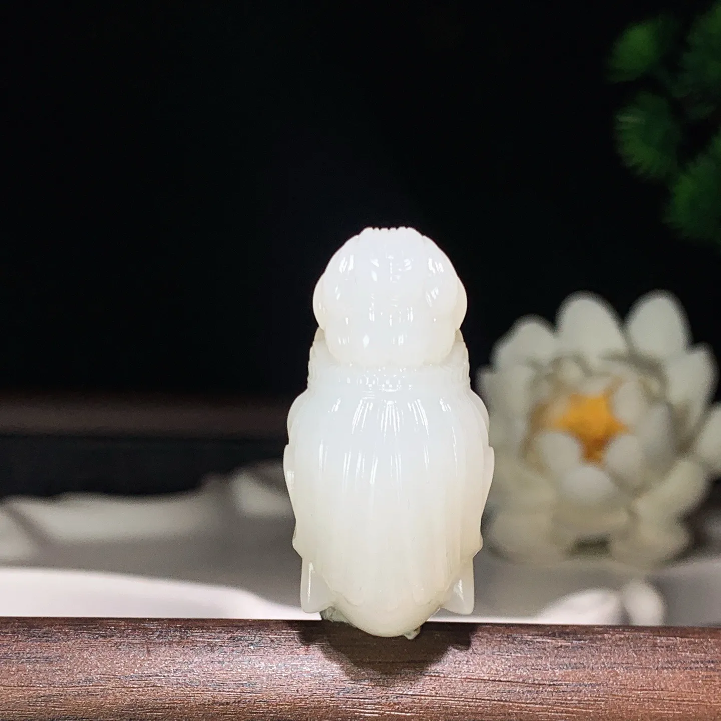 新疆和田玉羊脂白观音头挂件。尺寸37/19/20重21克 玉质细腻油润 有黑点 底色纯净 脂粉好，品质好。lt260130