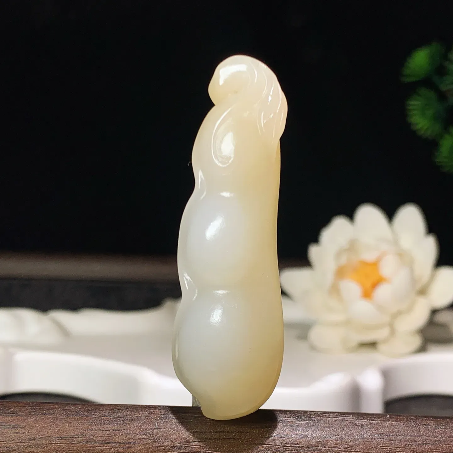 新疆和田玉且末糖四季发财福豆挂件。尺寸60/19/14重23克 玉质细腻油润 底色纯净 脂粉好，品质