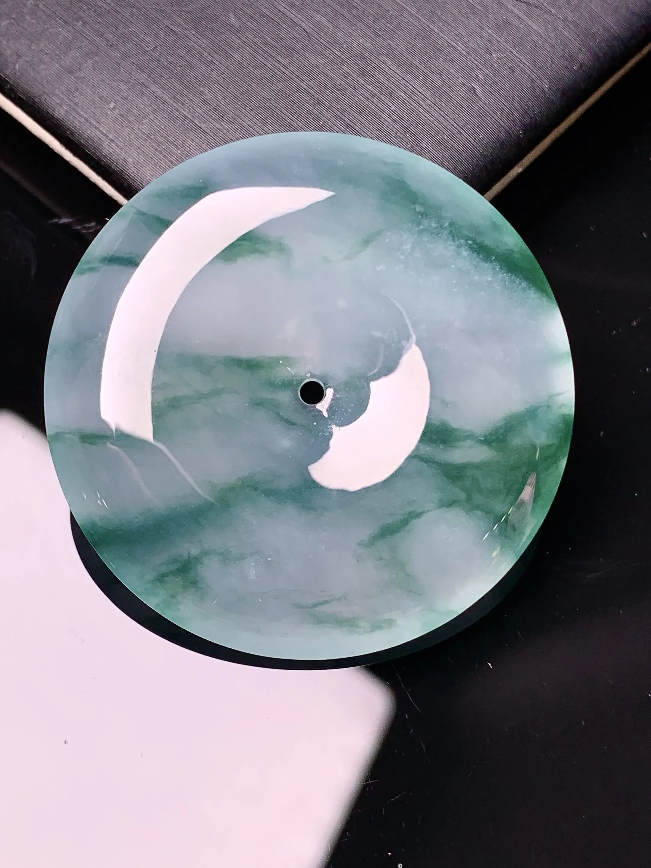 冰种飘绿平安扣吊坠 玉质细腻 色泽清新艳丽 整体尺寸36*6