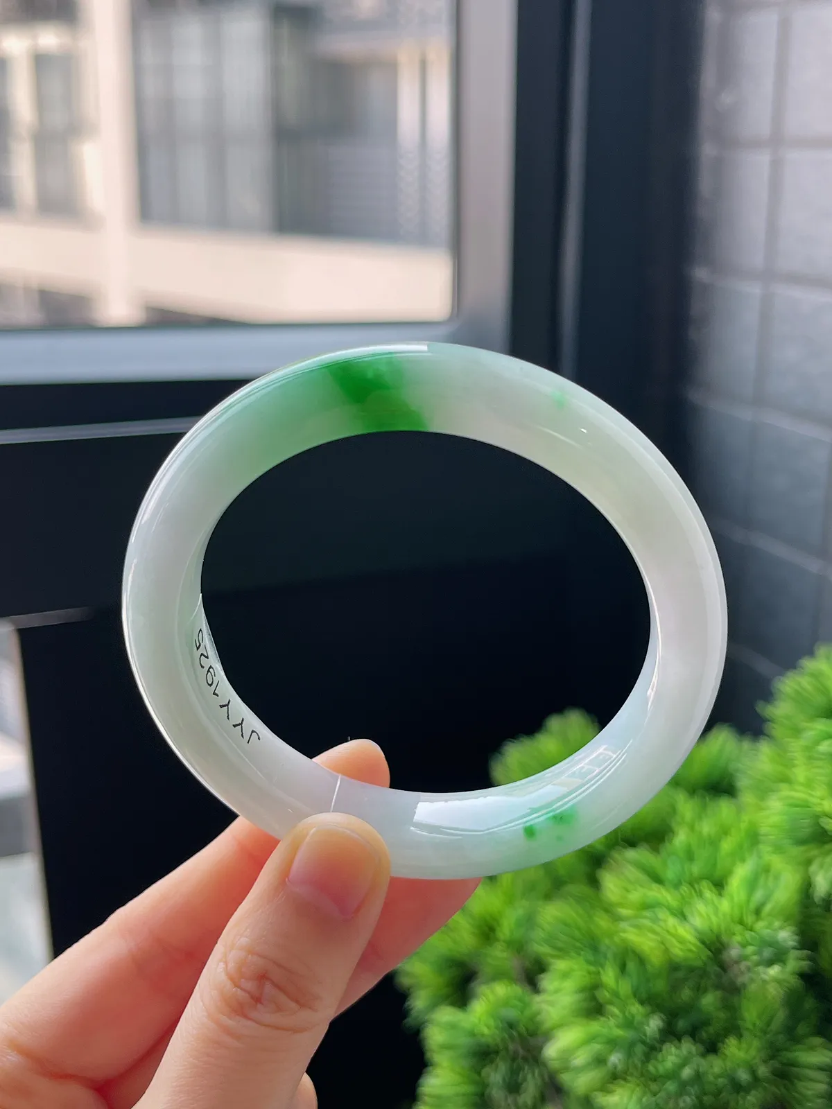 正圈58圈口，翡翠糯化种飘绿手镯，白底青