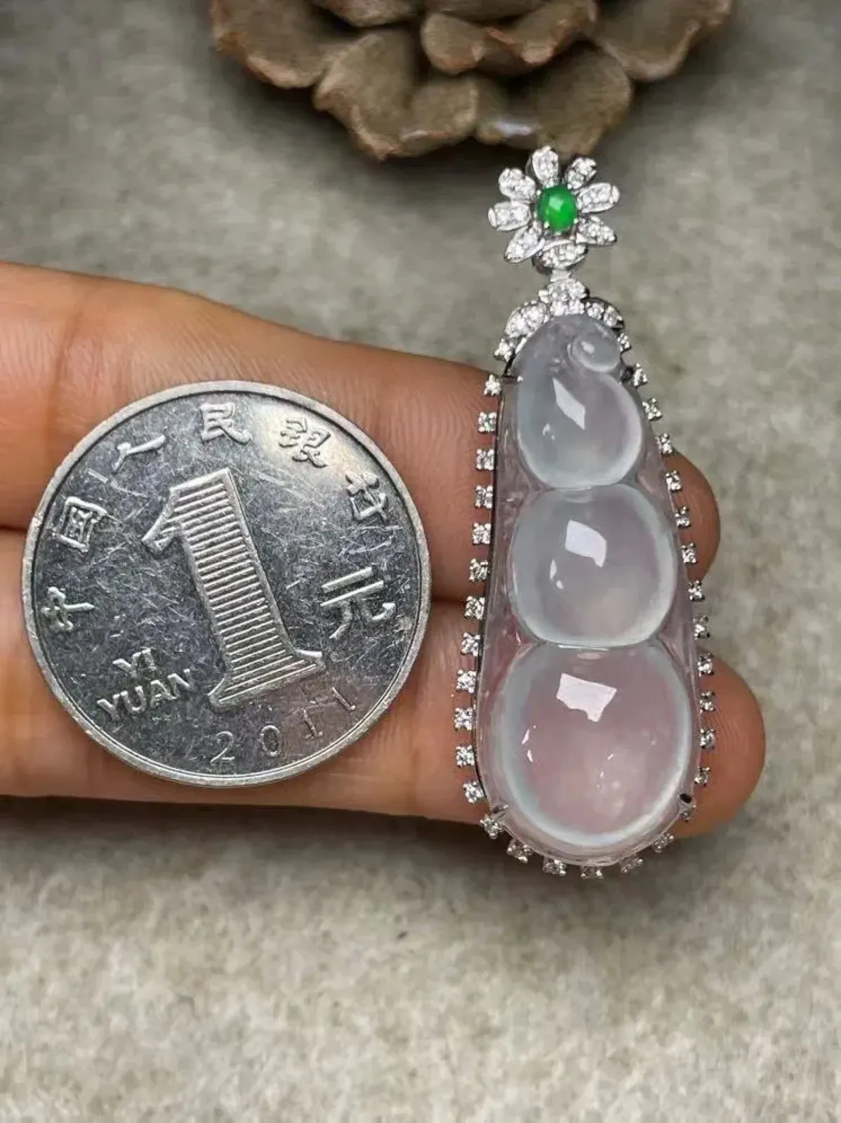 冰种福豆吊坠、真金真钻镶嵌，种水好，玉质细腻 .裸石尺寸 33.0*13.5