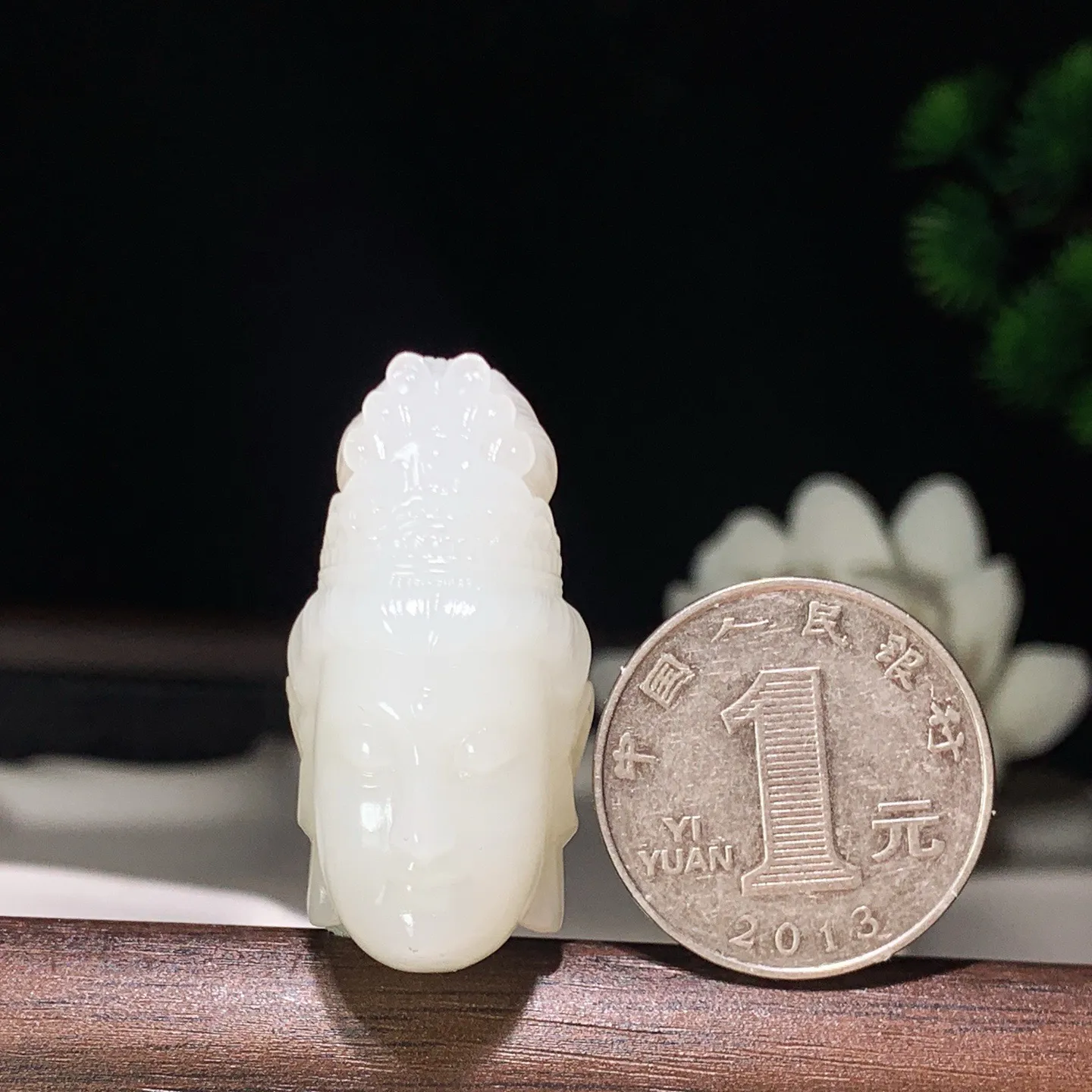 新疆和田玉羊脂白观音头挂件。尺寸37/19/20重21克 玉质细腻油润 有黑点 底色纯净 脂粉好，品质好。lt260130