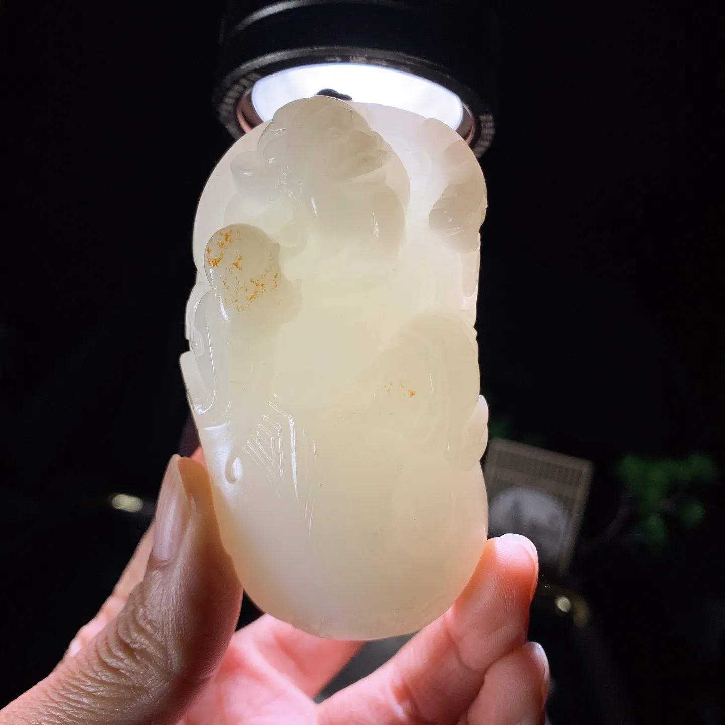 新疆和田玉白玉山料财神挂把件！尺寸80/43/24重174克。玉质细腻油润。手推出油。品相大气 lt260202