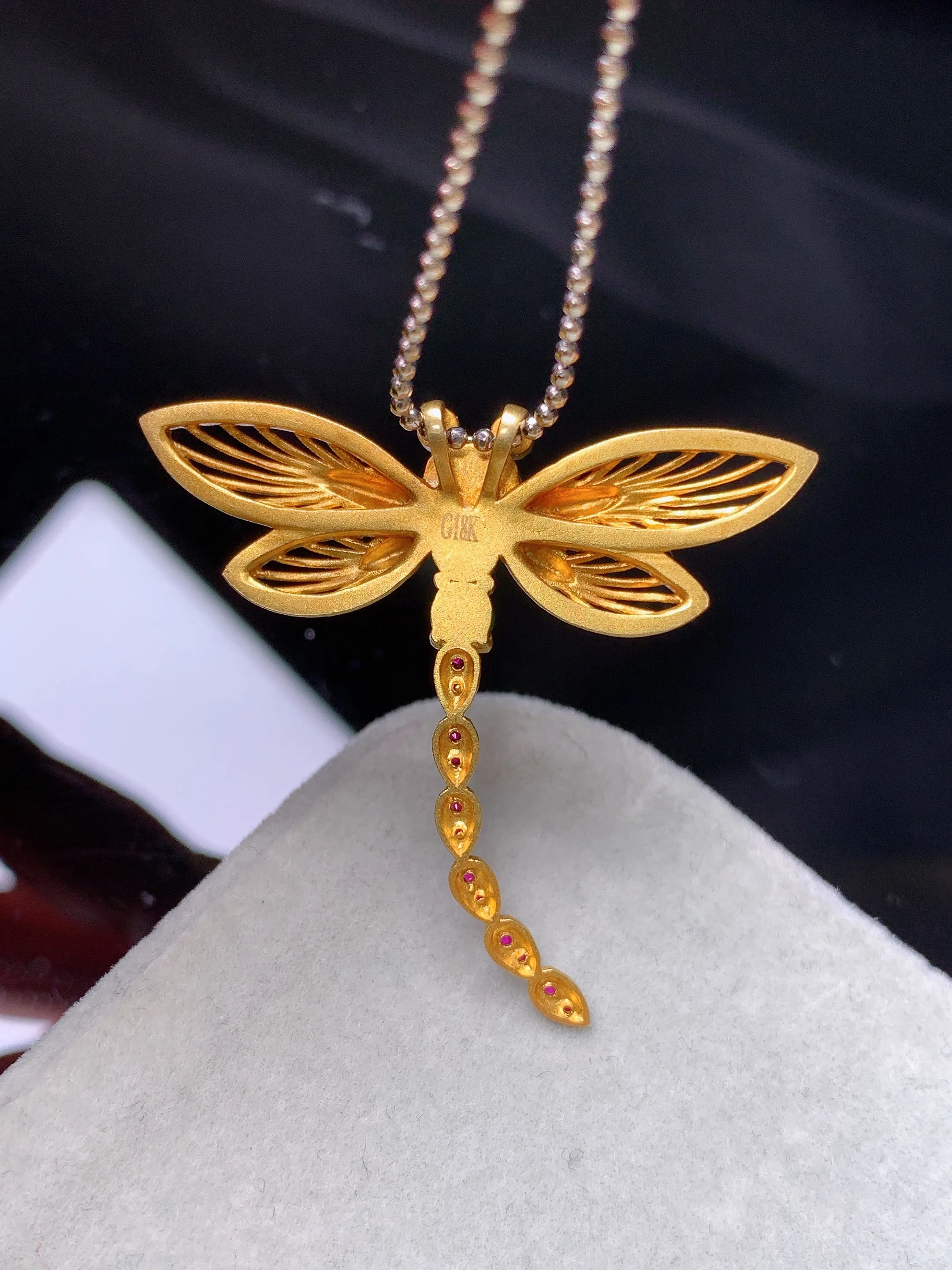 18k金钻镶嵌满绿蛋面蜻蜓吊坠 玉质细腻 色泽清新艳丽 整体尺寸34.5*36.6*4