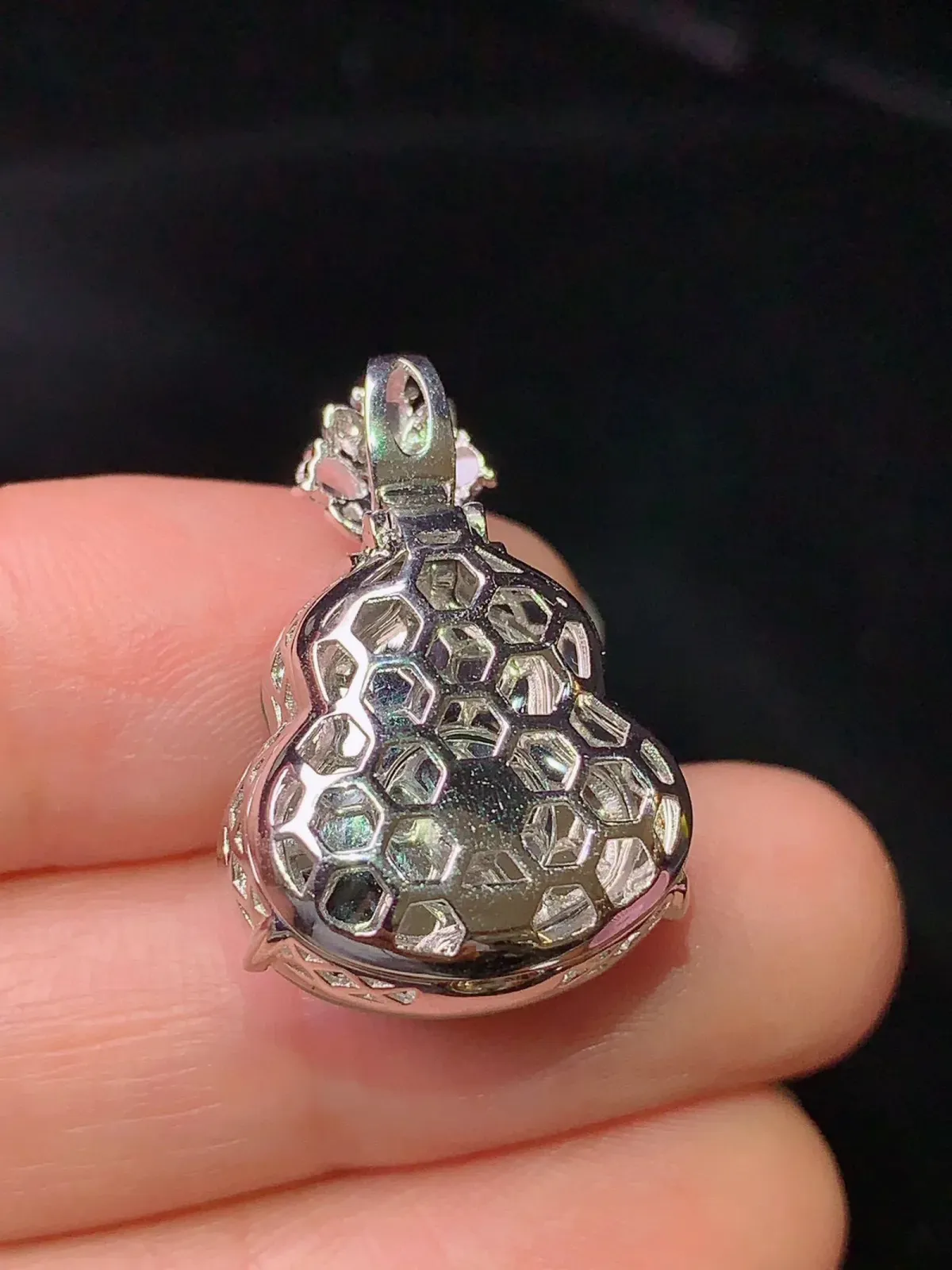 18k金钻镶嵌满绿葫芦吊坠 玉质细腻 色泽清新艳丽 整体尺寸24*16.6*13.1