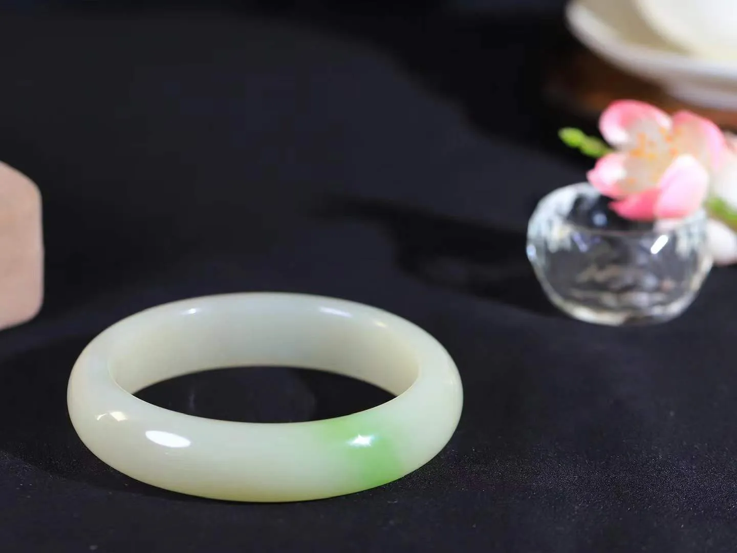 【翠色怡人.手镯】

精品和田玉翠青手镯，精品美镯，玉质细腻饱满，️温润脂香，仙雾缥缈，怡静如画