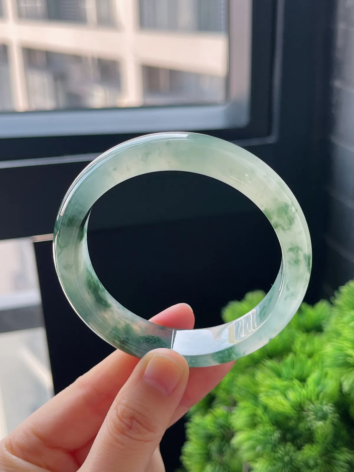 正圈58.8圈口，翡翠冰种飘绿手镯