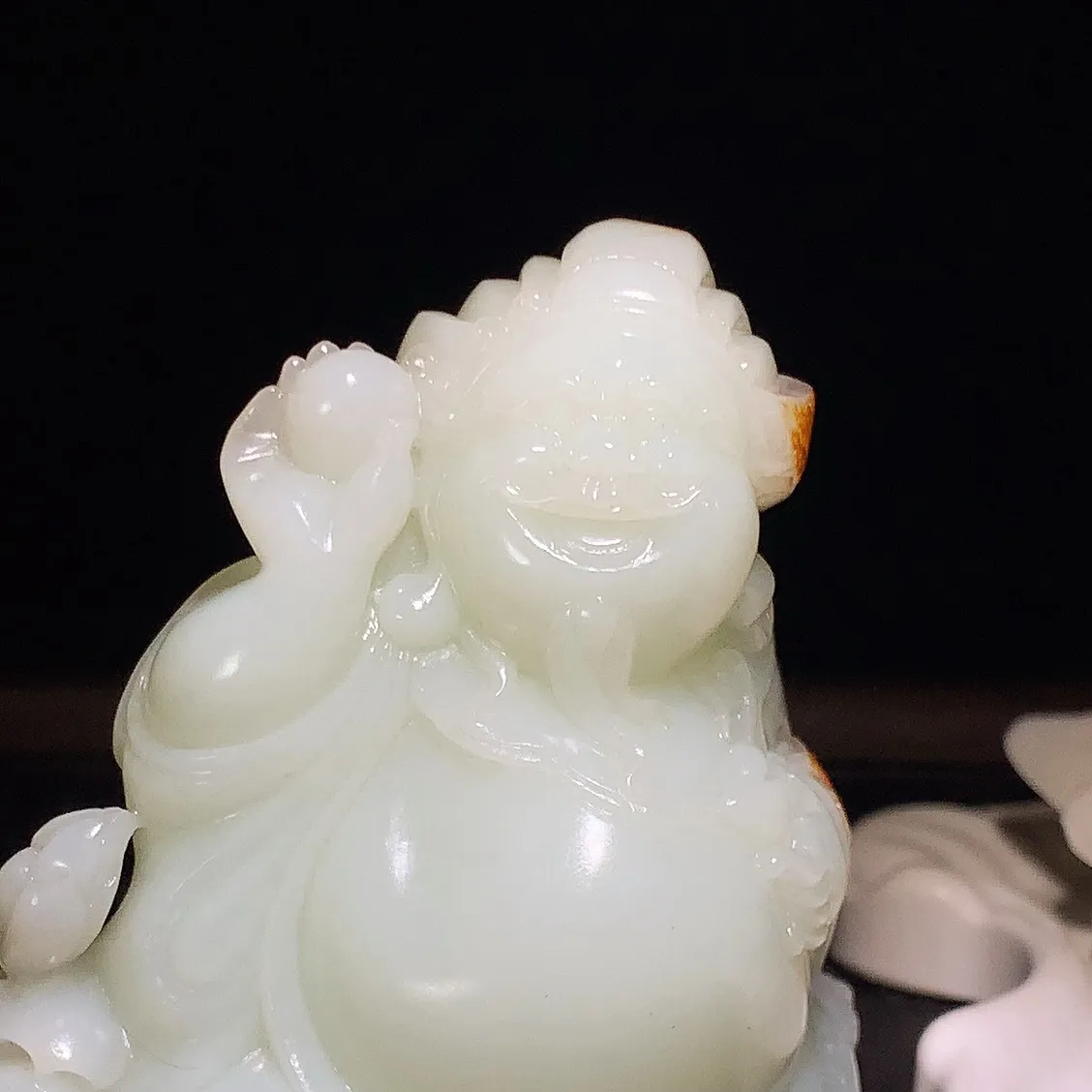 新疆和田玉白玉财神小挂摆件！尺寸95/92/55重502.5克。玉质细腻油润。手推出油。品相大气 lt260202