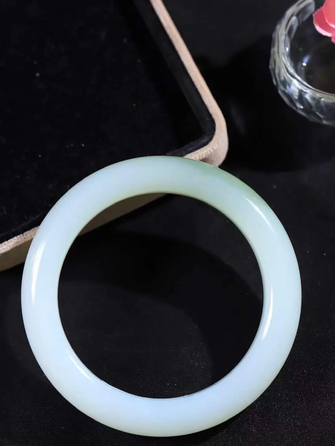 （温柔雅致.手镯）

精品和田玉三色手镯。镯型饱满，温润细腻，脂润沁香。️执一卷书，沏一盏茶，着一袭裙，戴一只镯。淡淡浅笺，素心若兰，静赏玉中诗画。悠悠岁月，芊手轻摘，盛满诗样芳华。重55.4克   尺寸52.5-12.3-9.5mm    FDA-3225100