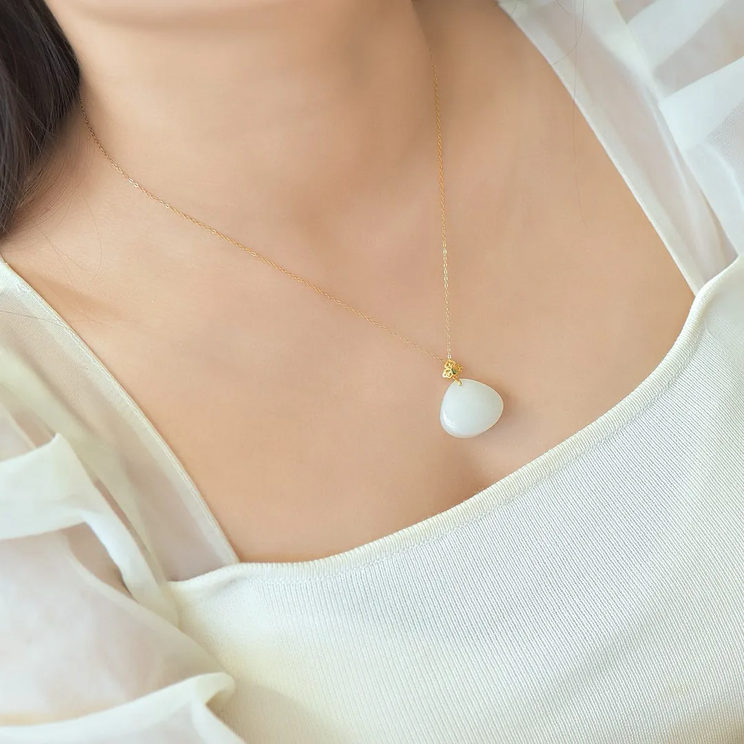 18K金扣镶嵌和田玉白玉水滴吊坠