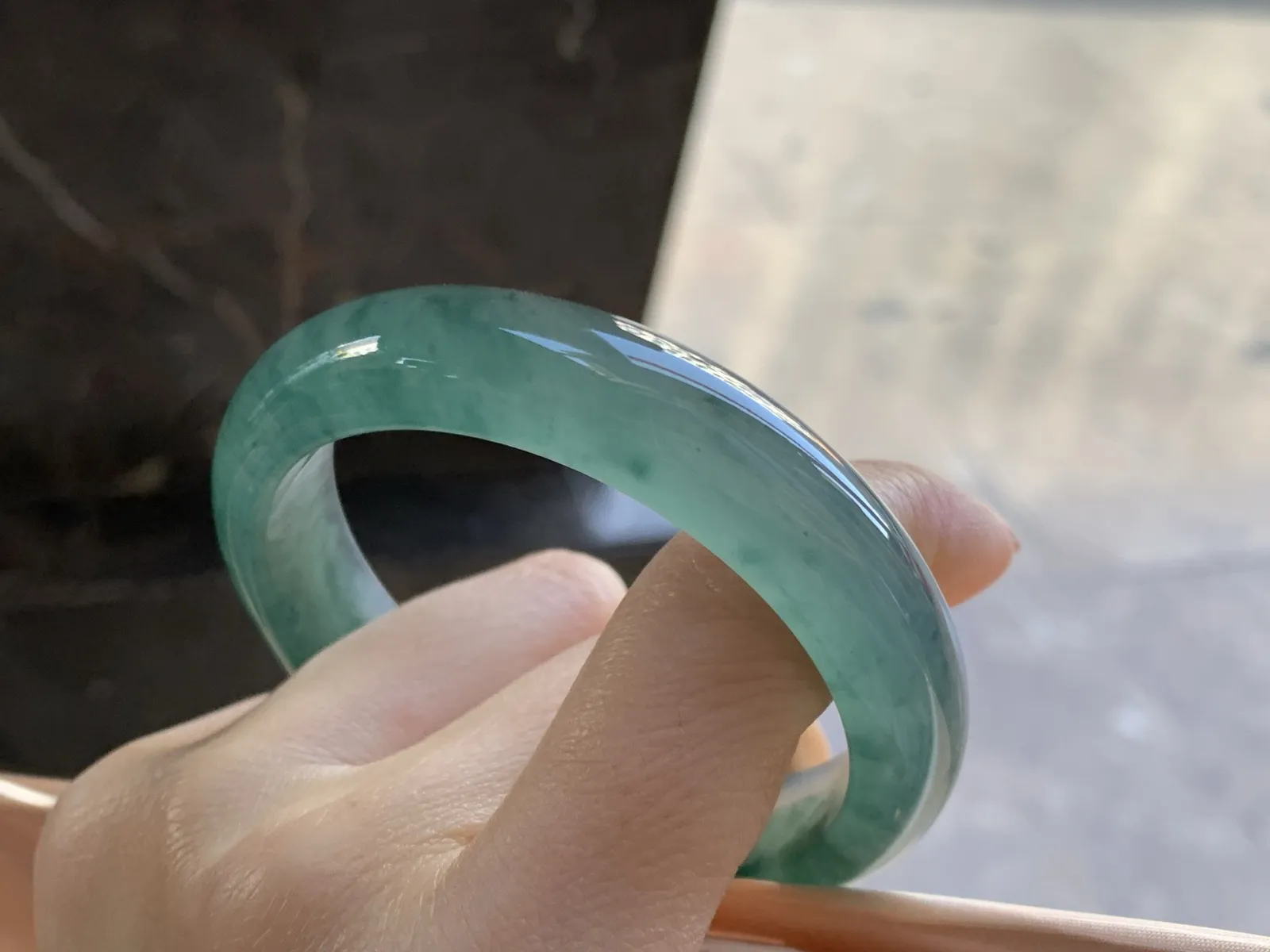 冰种飘花手镯
尺寸：54-13-7.7mm
种老肉细 实物漂亮耐看的料子