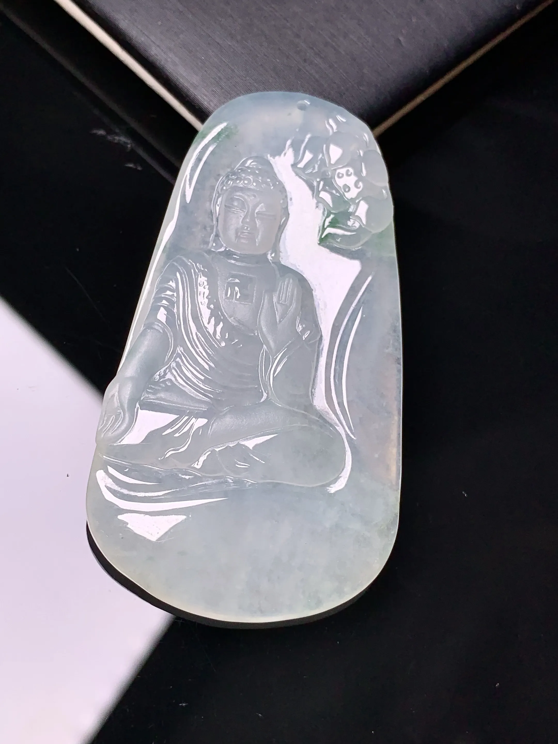 冰种大日如来佛祖吊坠 玉质细腻 色泽清新艳丽 整体尺寸54.7*29.5*4.6