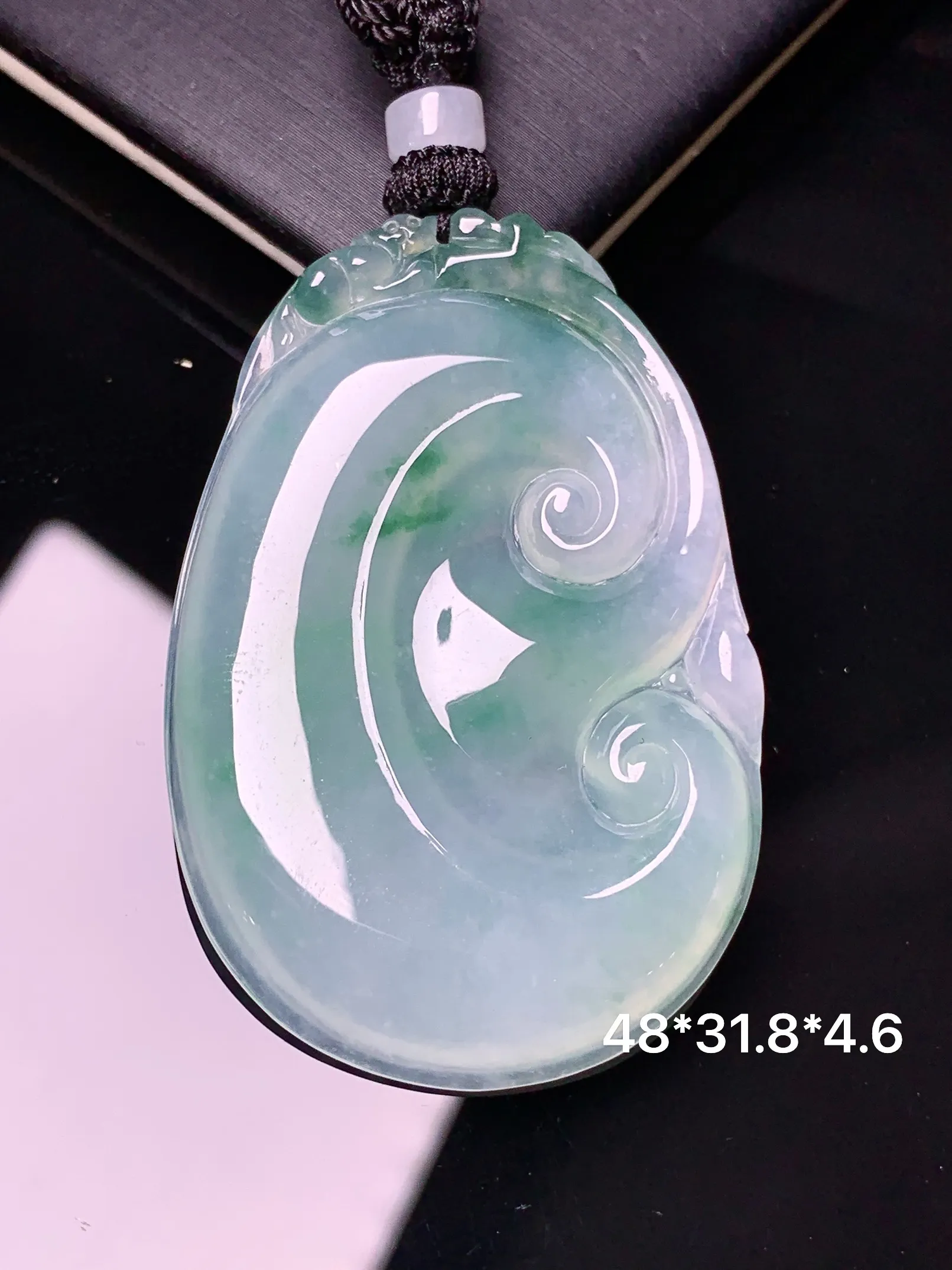 飘绿如意吊坠 玉质细腻 色泽清新艳丽 整体尺寸48*31.8*4.6