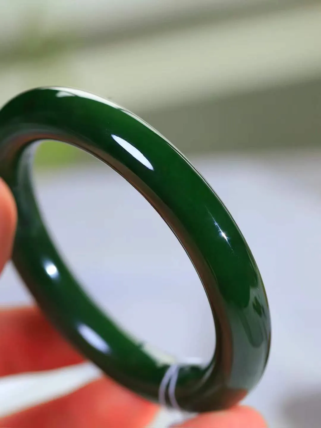 【碧色荡漾·手镯】

精品️和田玉碧玉圆条手镯，玉质细腻温润，手感舒适，️线条流畅，简约大气，美自天成，佩戴于腕间，婉约之美，举手投足间透出那份低调奢华，醉人心扉。重66.5克 内径圈口58mm尺寸11.4-11.2mm FDL-7720132