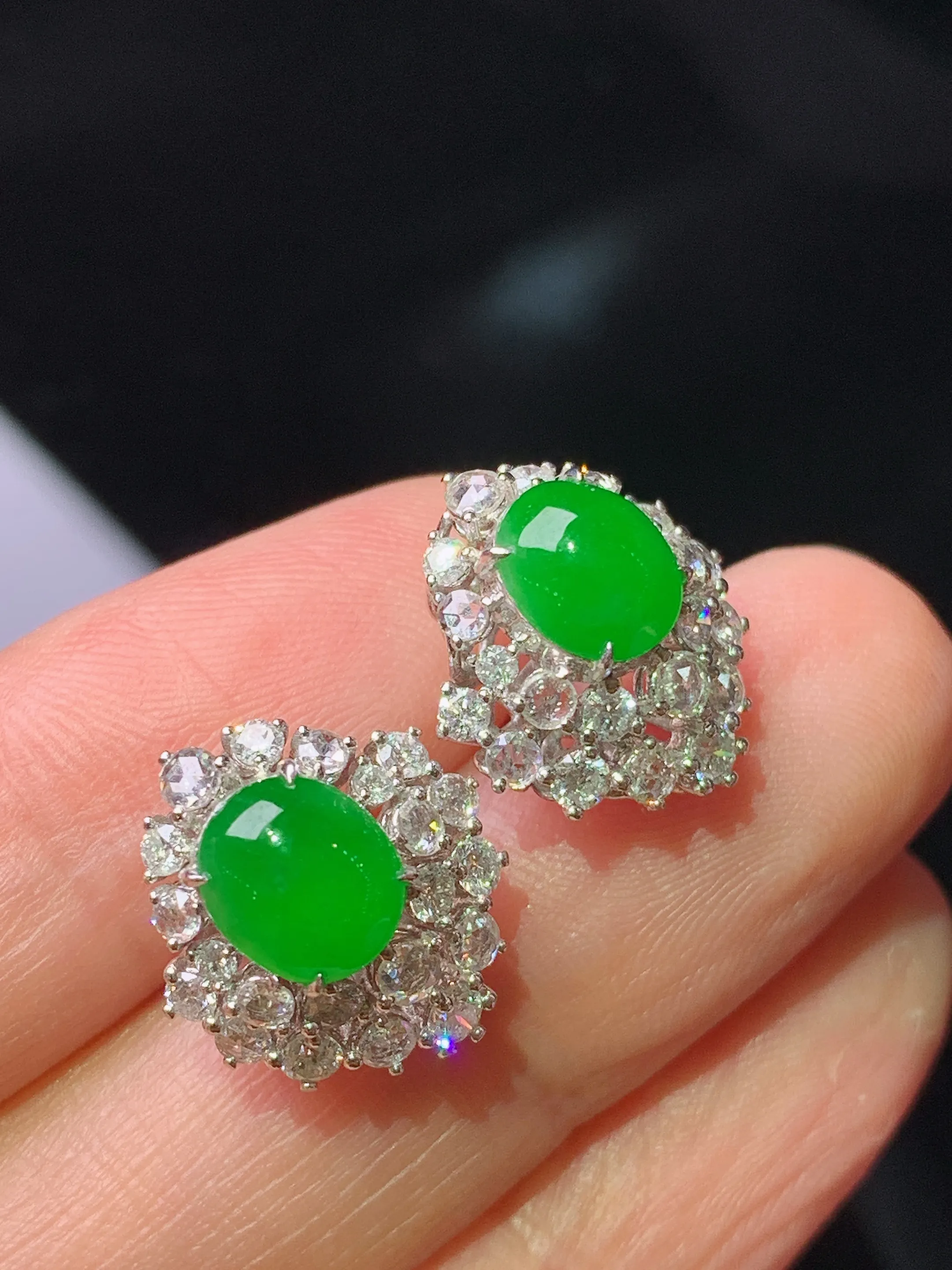 18k金钻镶嵌满绿蛋面耳钉 玉质细腻 色泽清新艳丽 整体尺寸15.3*13.5*10