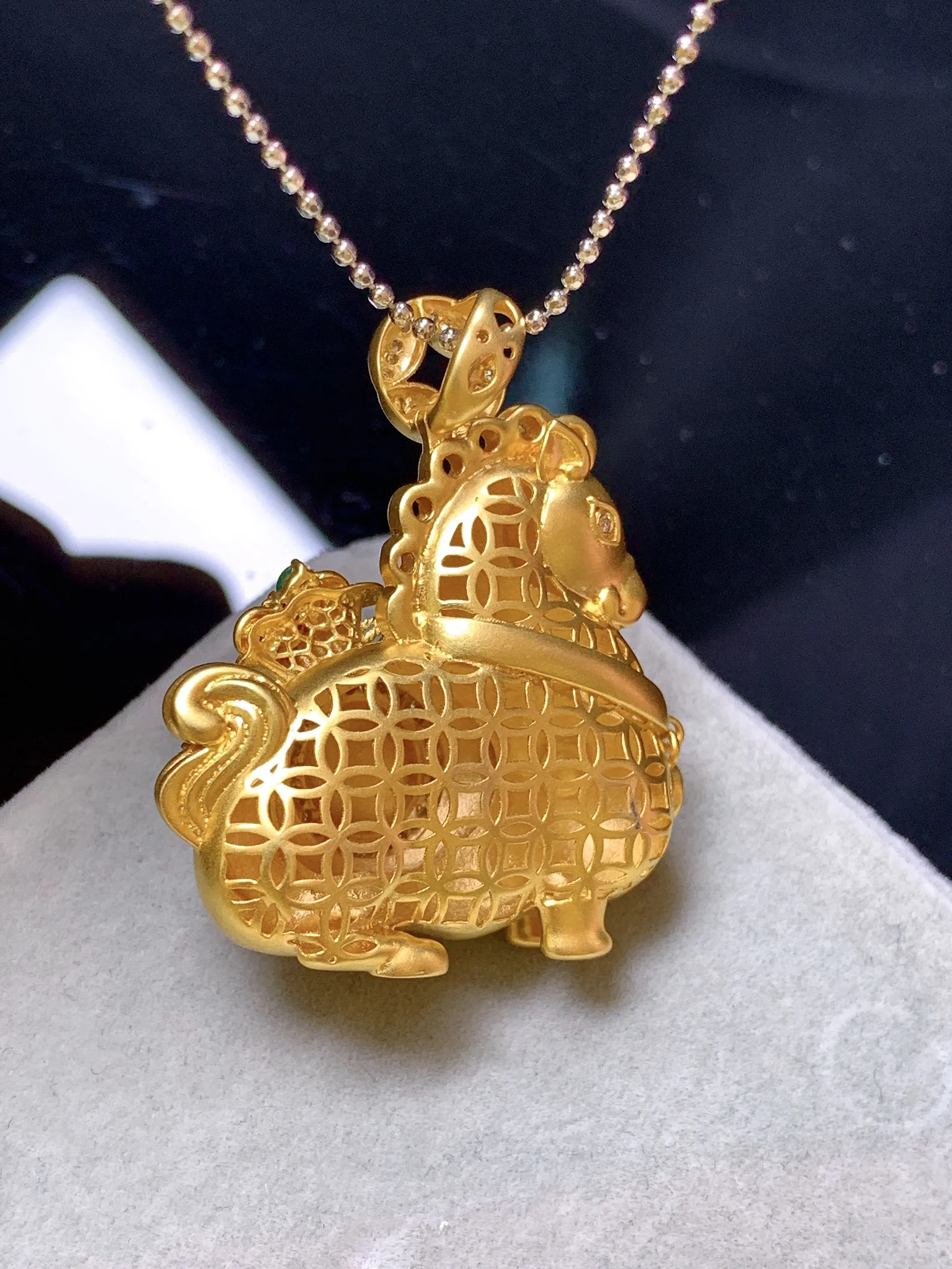 18k金钻镶嵌满绿蛋面唐马吊坠 玉质细腻 色泽艳丽清新 整体尺寸33.8*29*14.2