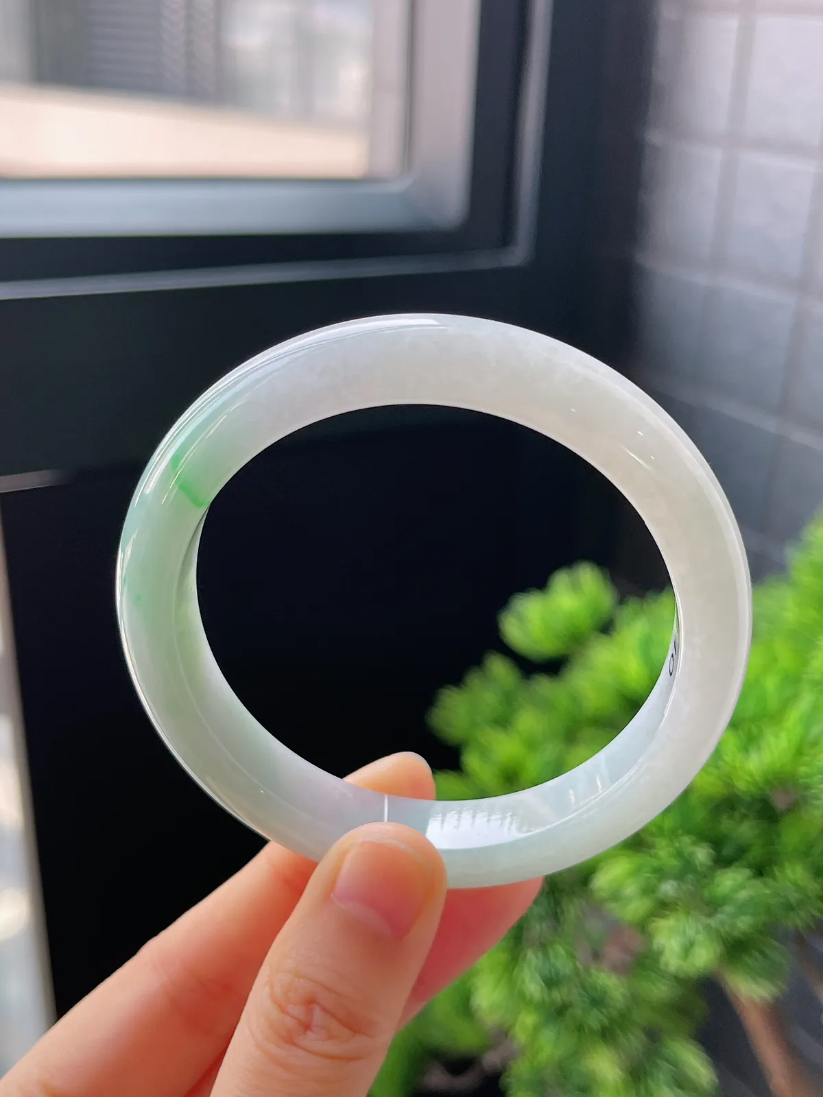 正圈57.9圈口，翡翠冰糯种飘绿手镯