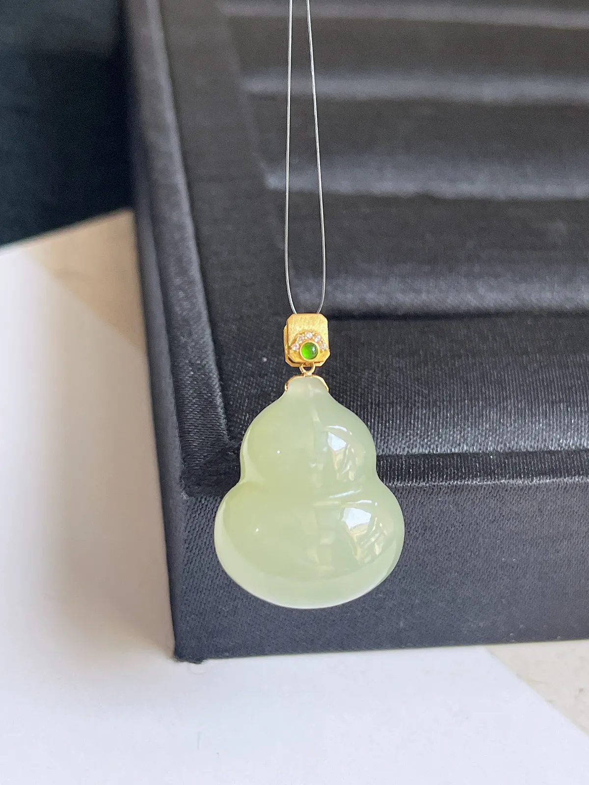 18K金扣镶嵌和田玉晴水葫芦吊坠