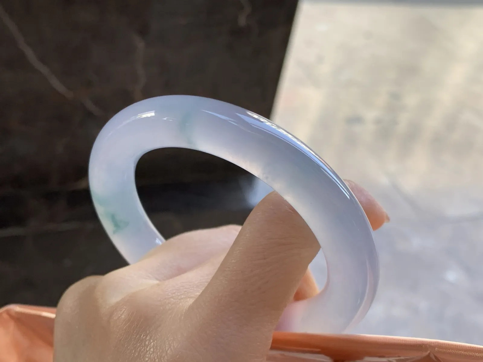 冰味飘花圆条手镯
尺寸：57-11.7-11.8mm
种老肉细 冰味十足