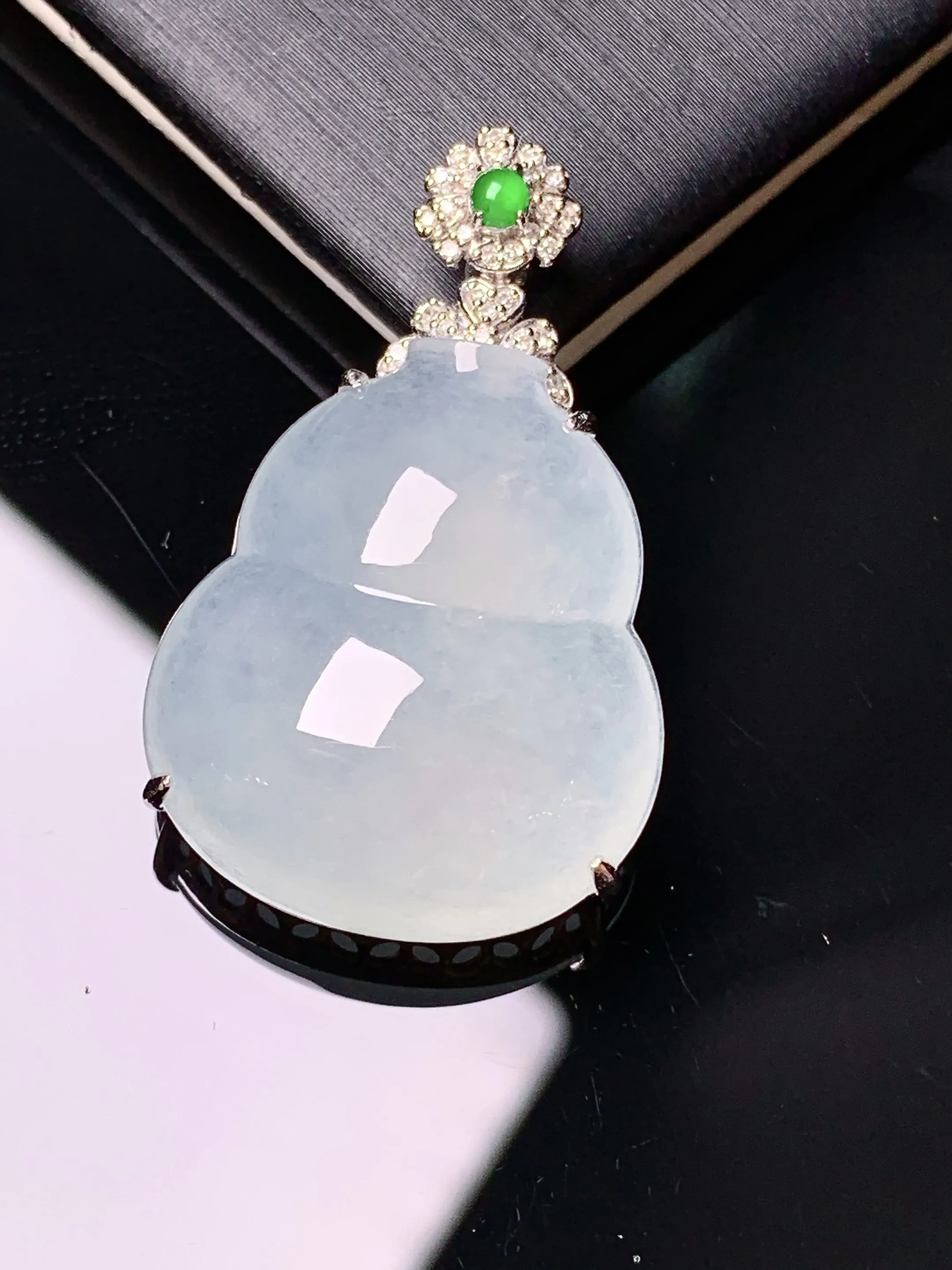 18k金钻镶嵌冰种葫芦吊坠 玉质细腻 色泽清新艳丽 整体尺寸32.5*20*8.3