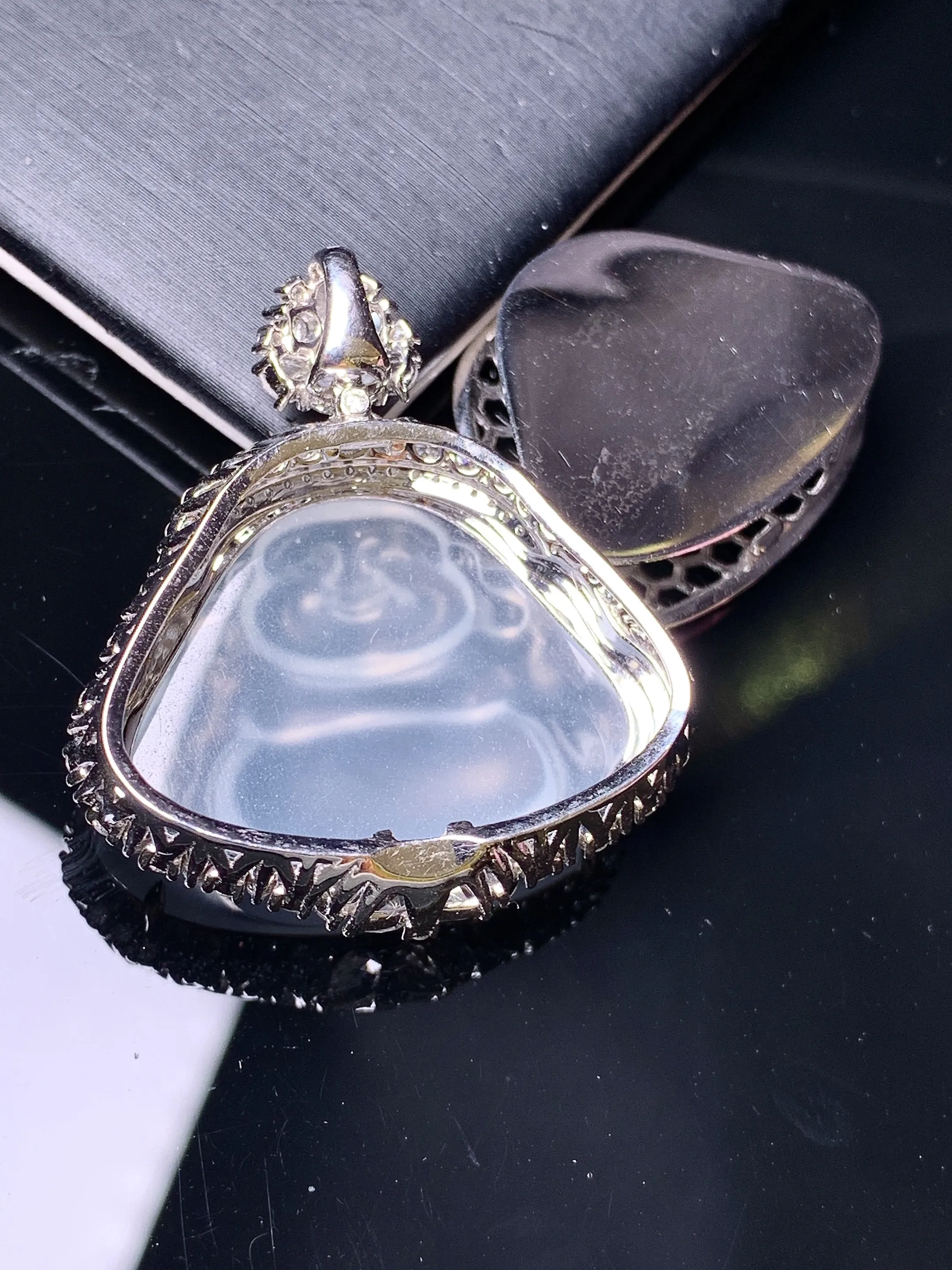 18k金钻镶嵌冰种佛公吊坠 玉质细腻 色泽清新艳丽 整体尺寸36.3*32.2*13