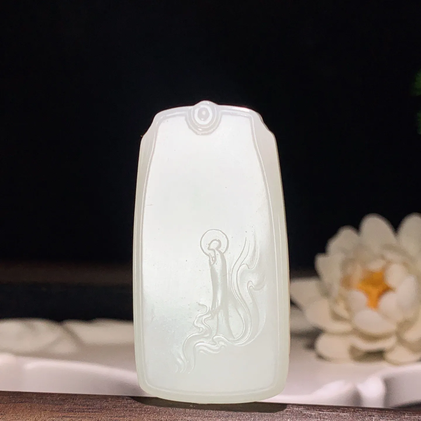 新疆和田玉羊脂白站观音挂件。尺寸54/28/10重35克 玉质细腻油润 底色纯净 脂粉好，品质好。lt260130