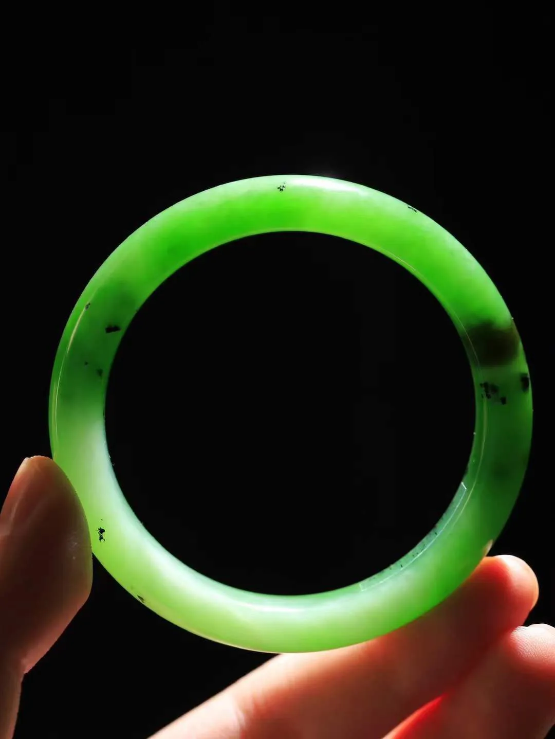 【碧波流转·手镯】

精品和田玉碧玉手镯，玉质细腻温润，手感舒适，️线条流畅，简约大气，美自天成，佩戴于腕间，婉约之美，举手投足间透出那份低调奢华，醉人心扉。
重52.3克 内径圈口55mm尺寸13-8mm  FDA-1325108