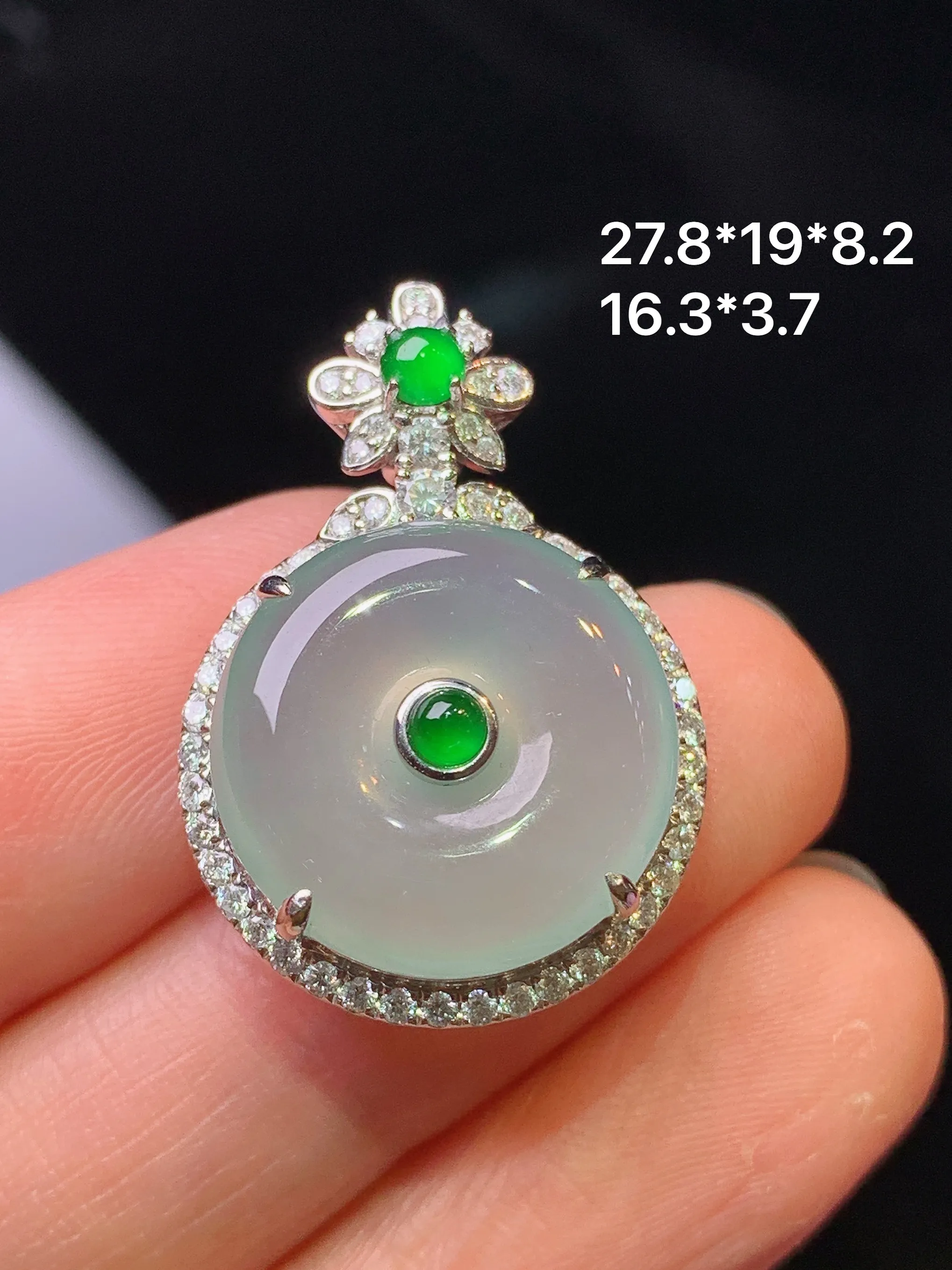 18k金钻镶嵌冰种平安扣吊坠 玉质细腻 色泽清新艳丽 整体尺寸27.8*19*8.2