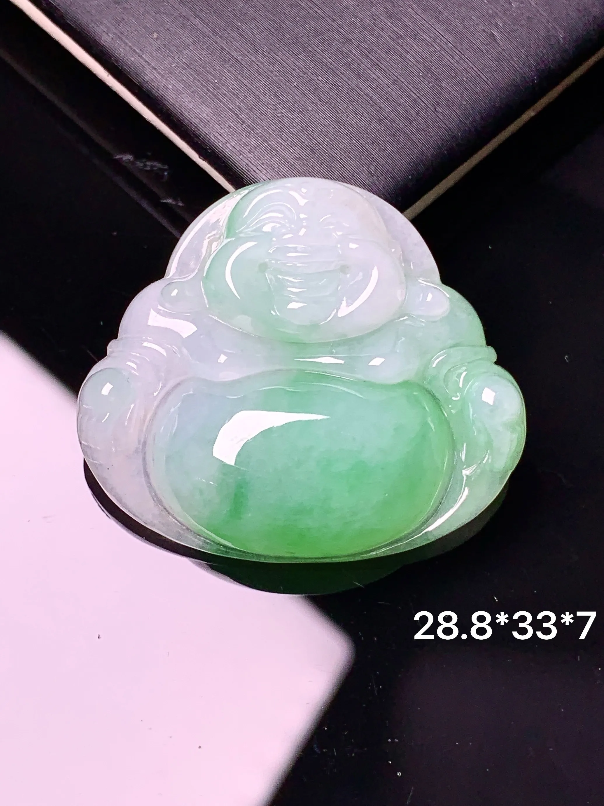 飘绿佛公吊坠 玉质细腻 色泽清新艳丽 整体尺寸28.8*33*7