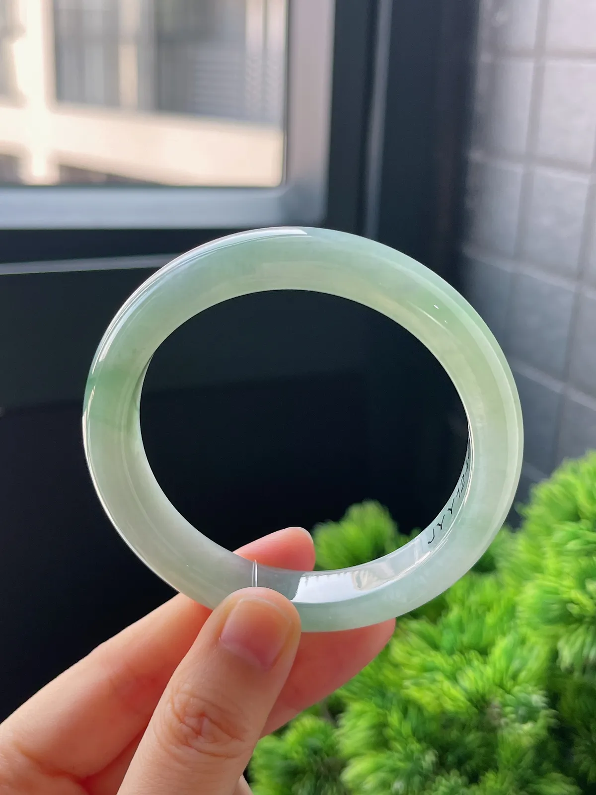 正圈55.6圈口，翡翠冰糯种飘绿手镯