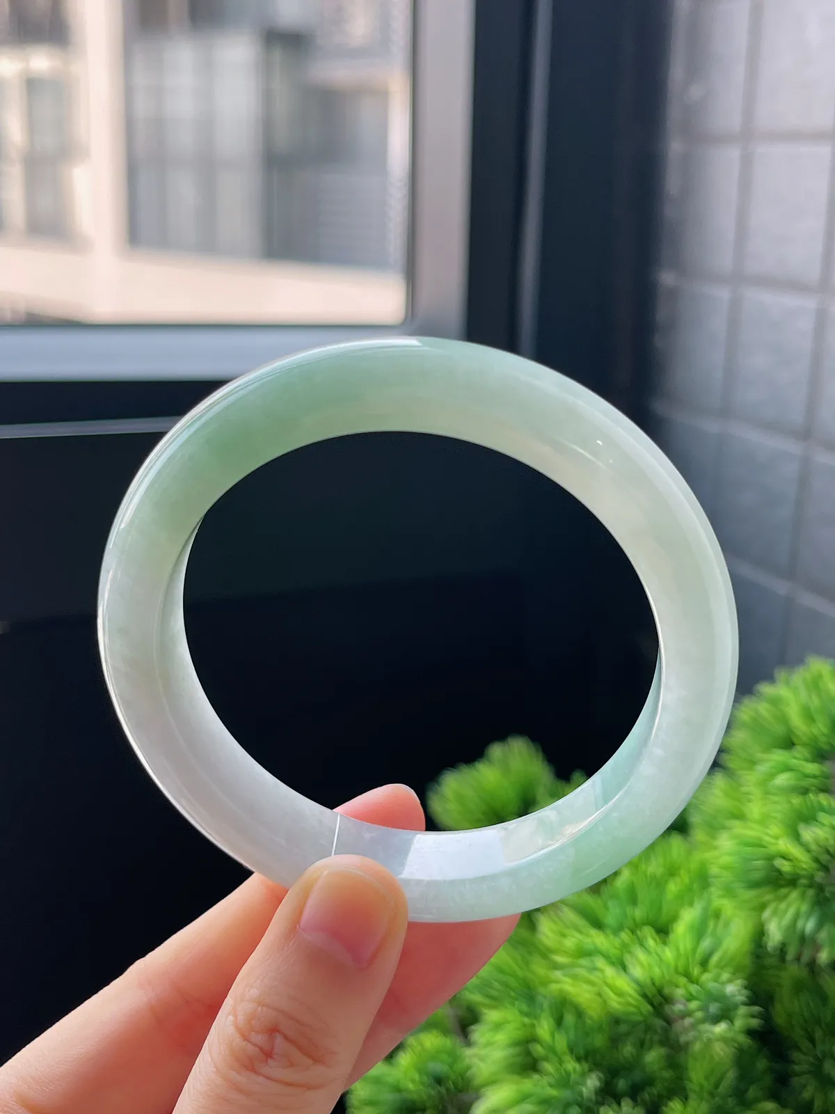 正圈59.5圈口，翡翠冰糯种淡绿色手镯