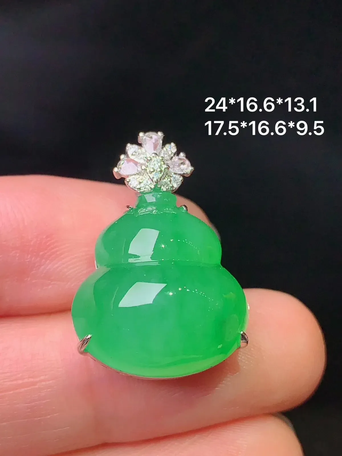 18k金钻镶嵌满绿葫芦吊坠 玉质细腻 色泽清新艳丽 整体尺寸24*16.6*13.1