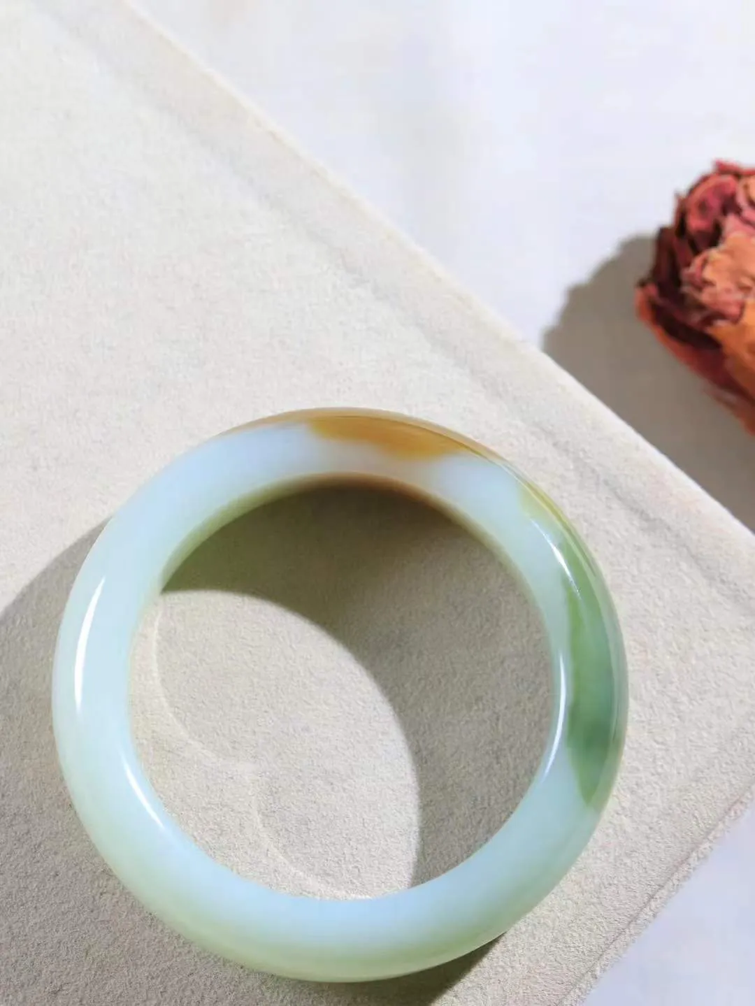 【婉约佳人.手镯】

精品和田玉三色手镯 玉质温润细腻 油性十足 手感舒适，高华雅逸，线条流畅，简约大气，美自天成，素雅高贵。佩戴于腕间，婉约之美，举手投足间透出那份低调奢华。重89.5克 内径55mm  尺寸17.7-10mm   FDA-6620134