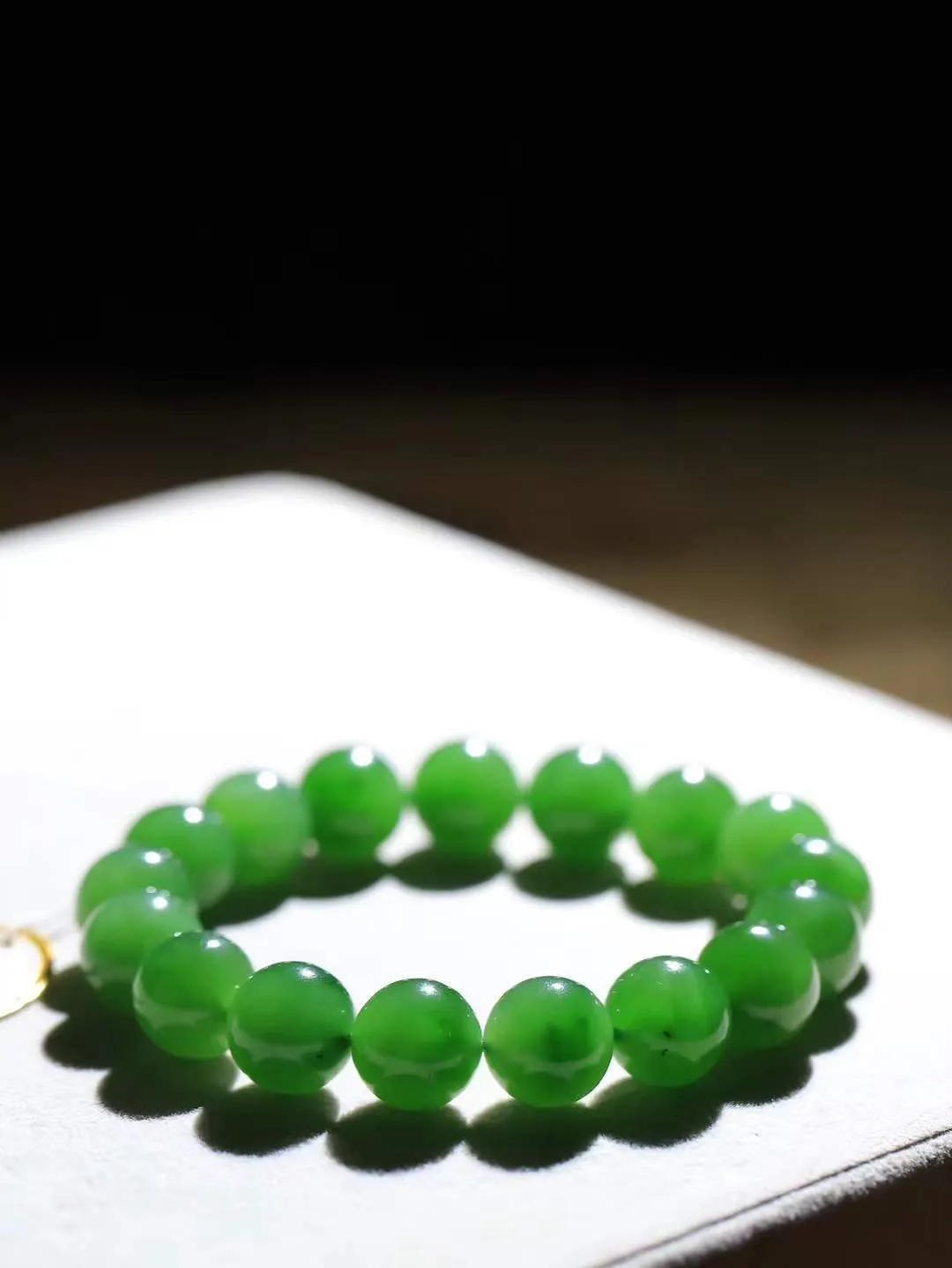 【珠圆玉润.手串】

精品和田玉碧玉珠圆玉润手串 玉质温润细腻  整串打磨圆润，佩戴舒适。珠珠落玉盘，间关莺语花底滑，一生美好时光，无论身在何处，都有它相伴相守。事事顺遂，幸福美满，吉祥如意。重45.8克 尺寸取一12mm FDL-1620100