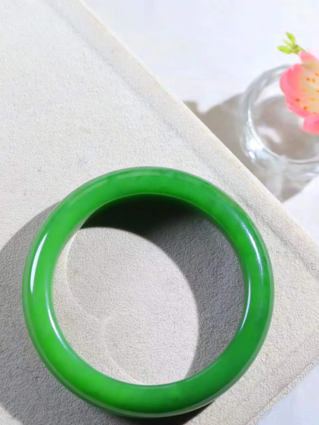 【悠悠芳华.镯】

收藏级臻品和田玉碧玉手镯 玉质温润 青葱岁月，尽收腕中，婉转流畅，凝岁月悠长。盈一眸恬淡，挽一抹绿意。重70.5克 内径58mm尺寸14-9.8mm   861203155A