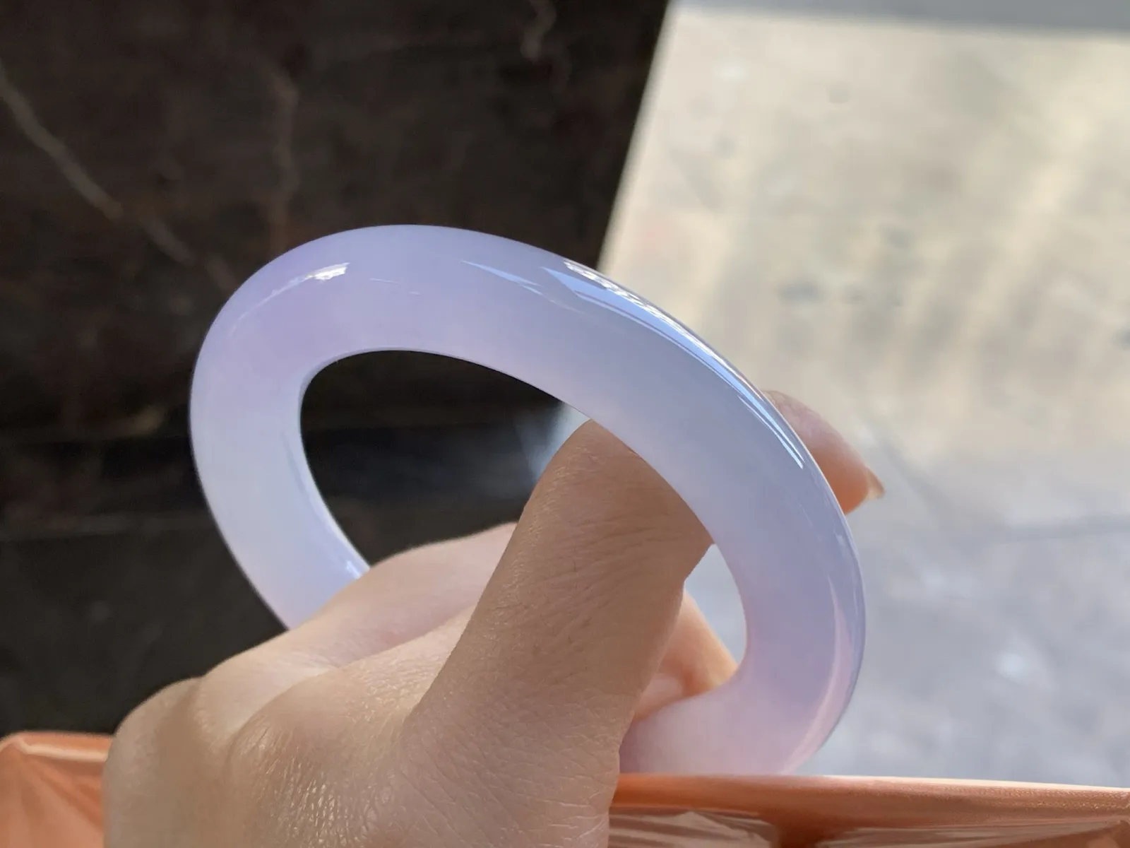 冰紫圆条手镯
尺寸：55.3-11.9-11.7mm
底子细腻干净 小清新