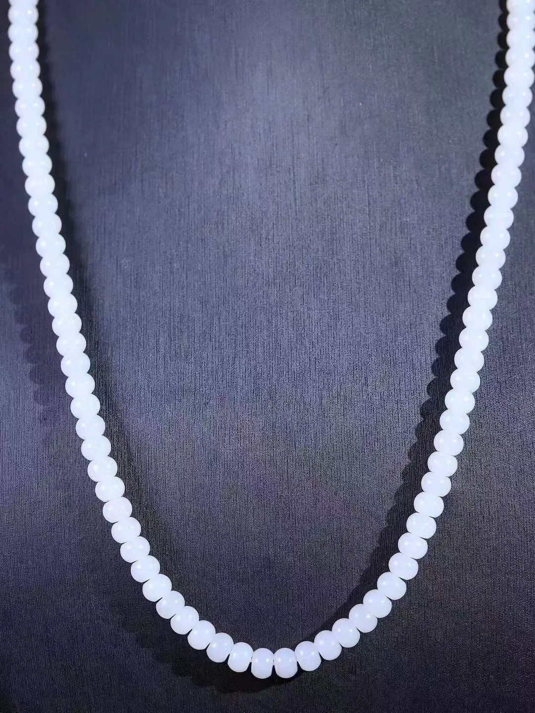 （算盘珠.项链）

精品和田玉白玉算盘珠项链，玉质细腻油润 饱满光滑 质朴无华，悠远简单，人心境界远，百世修炼深，心灵常驻善意持，觉悟人生百世修。重48克   尺寸取一5-7mm   FDA-7725167