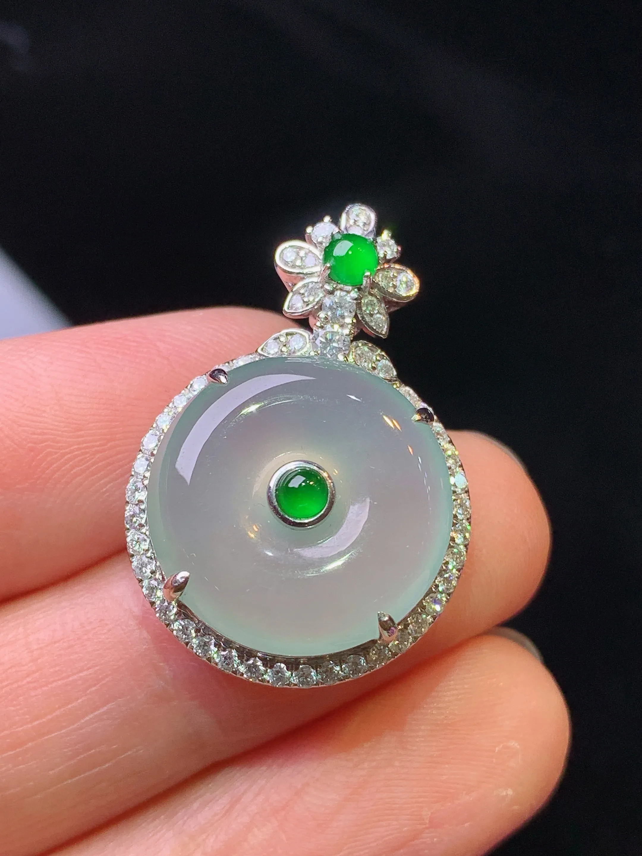 18k金钻镶嵌冰种平安扣吊坠 玉质细腻 色泽清新艳丽 整体尺寸27.8*19*8.2