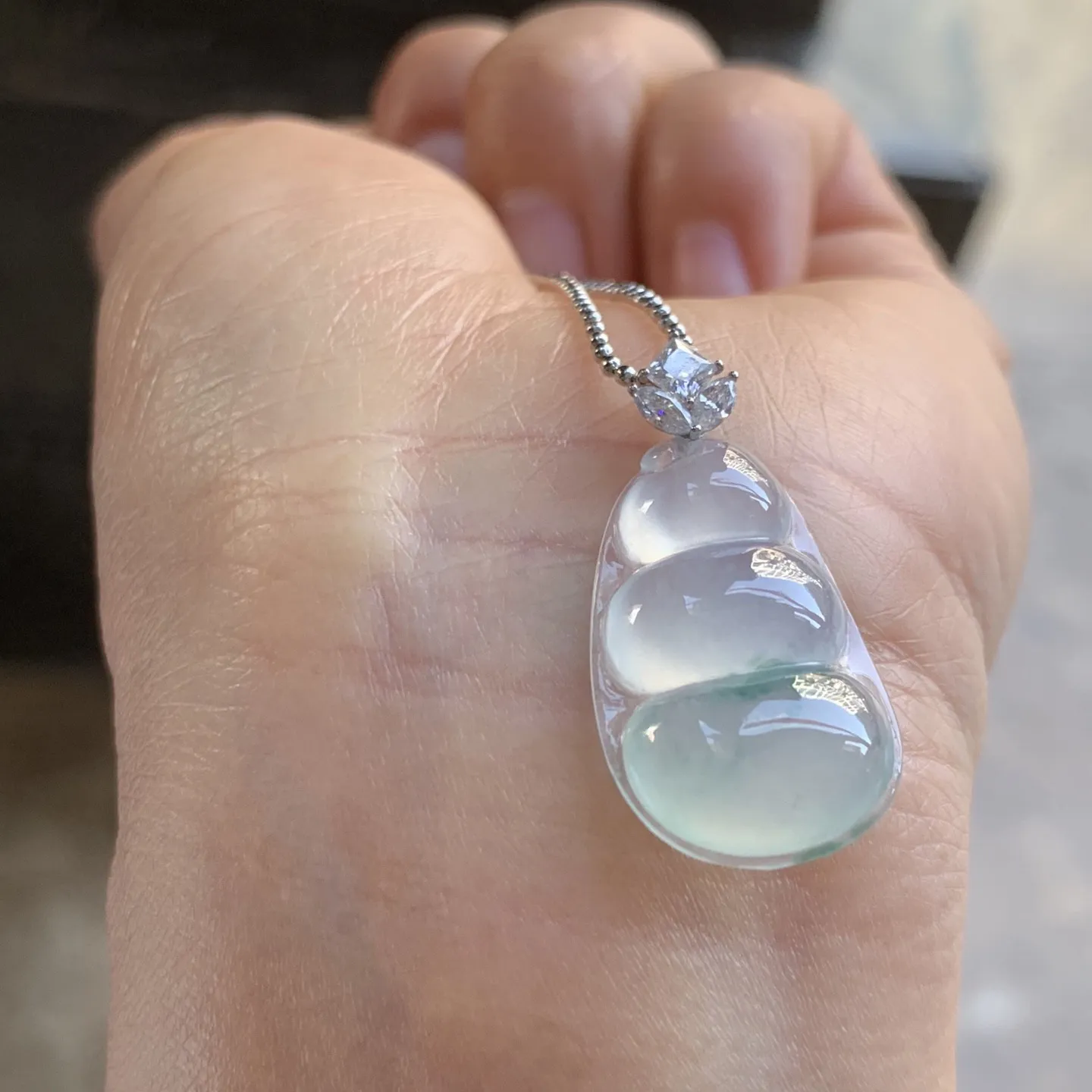 冰种飘花福豆 水润饱满 配金扣