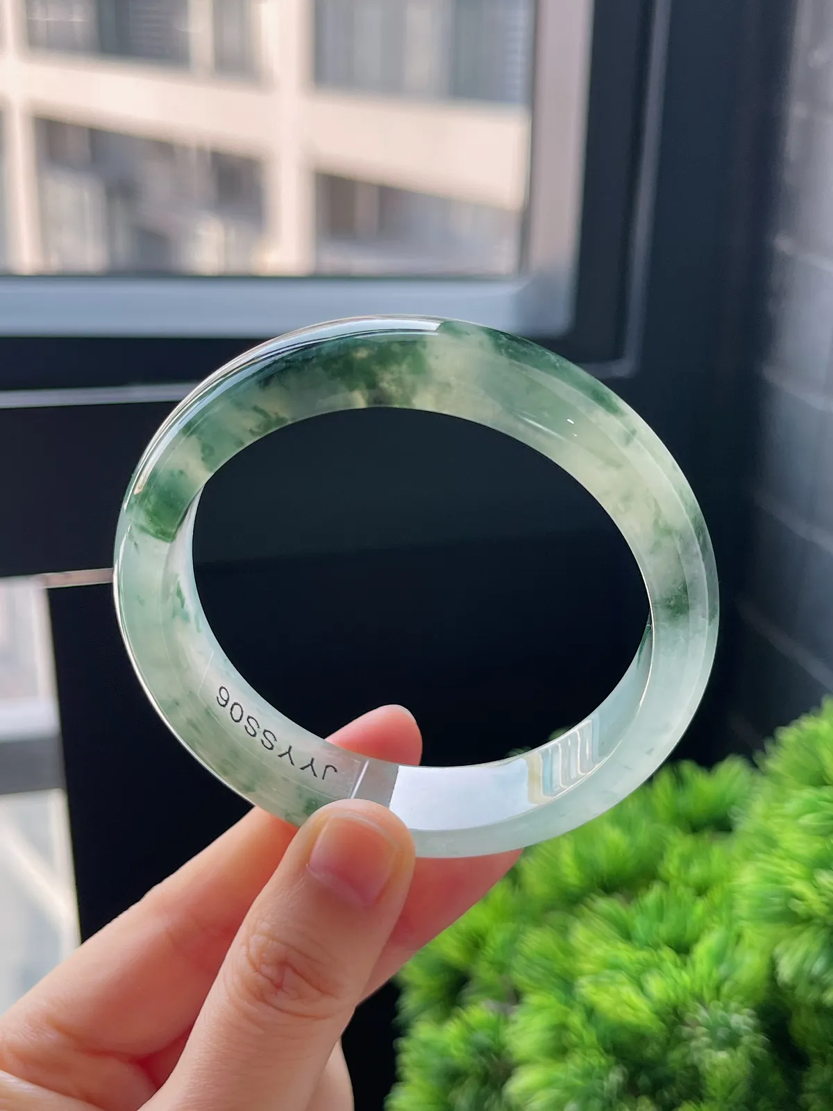 正圈58.8圈口，翡翠冰种飘绿手镯