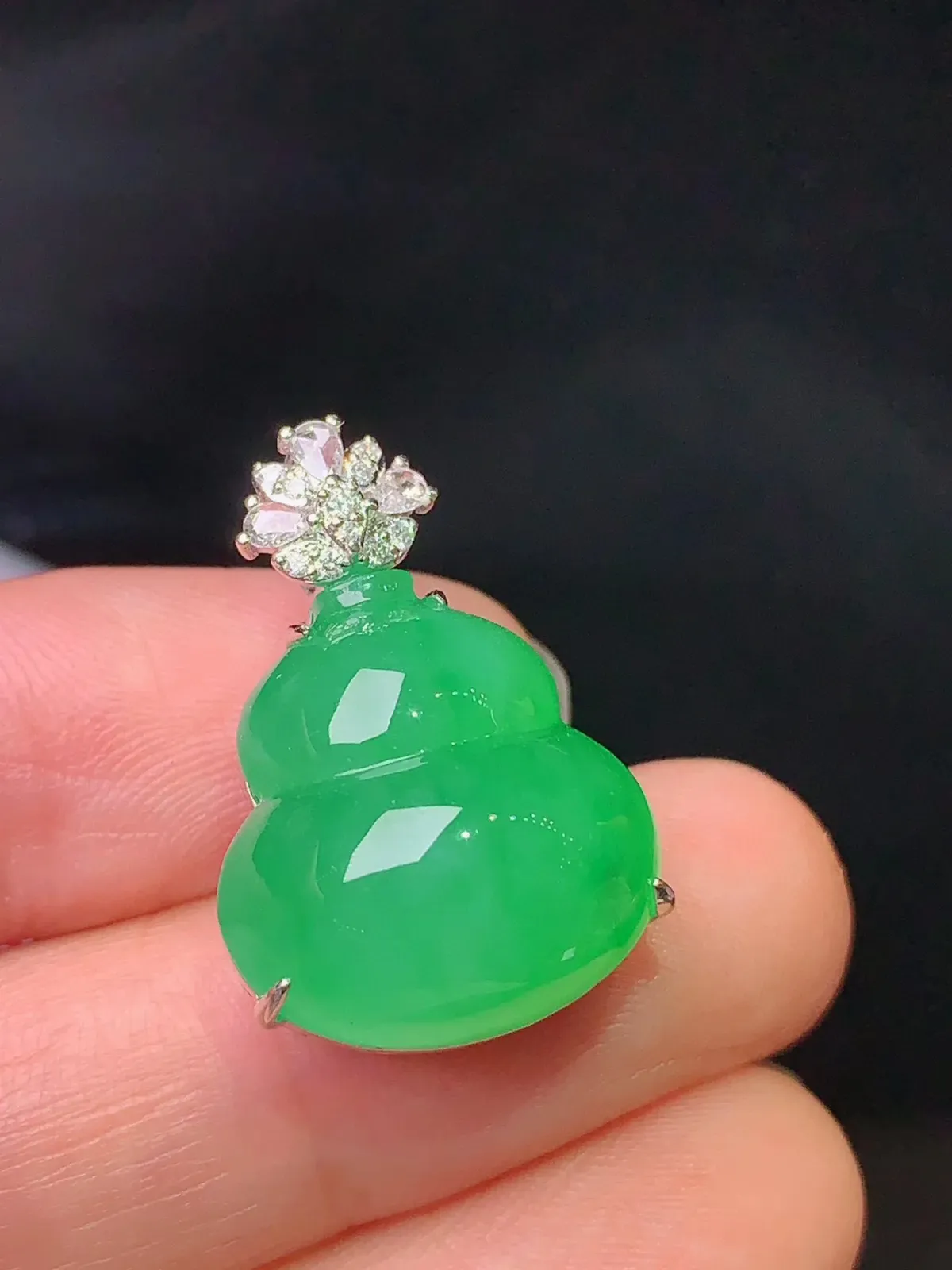 18k金钻镶嵌满绿葫芦吊坠 玉质细腻 色泽清新艳丽 整体尺寸24*16.6*13.1