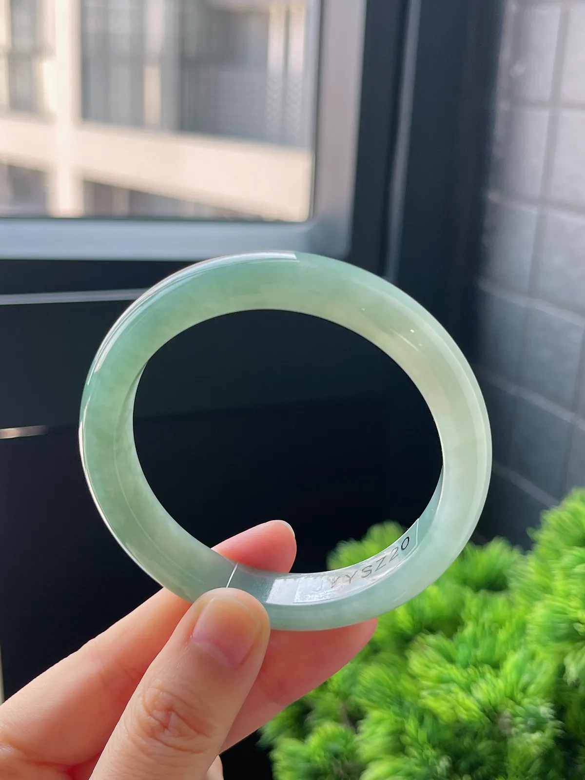 正圈54.6圈口，翡翠冰糯种飘绿手镯